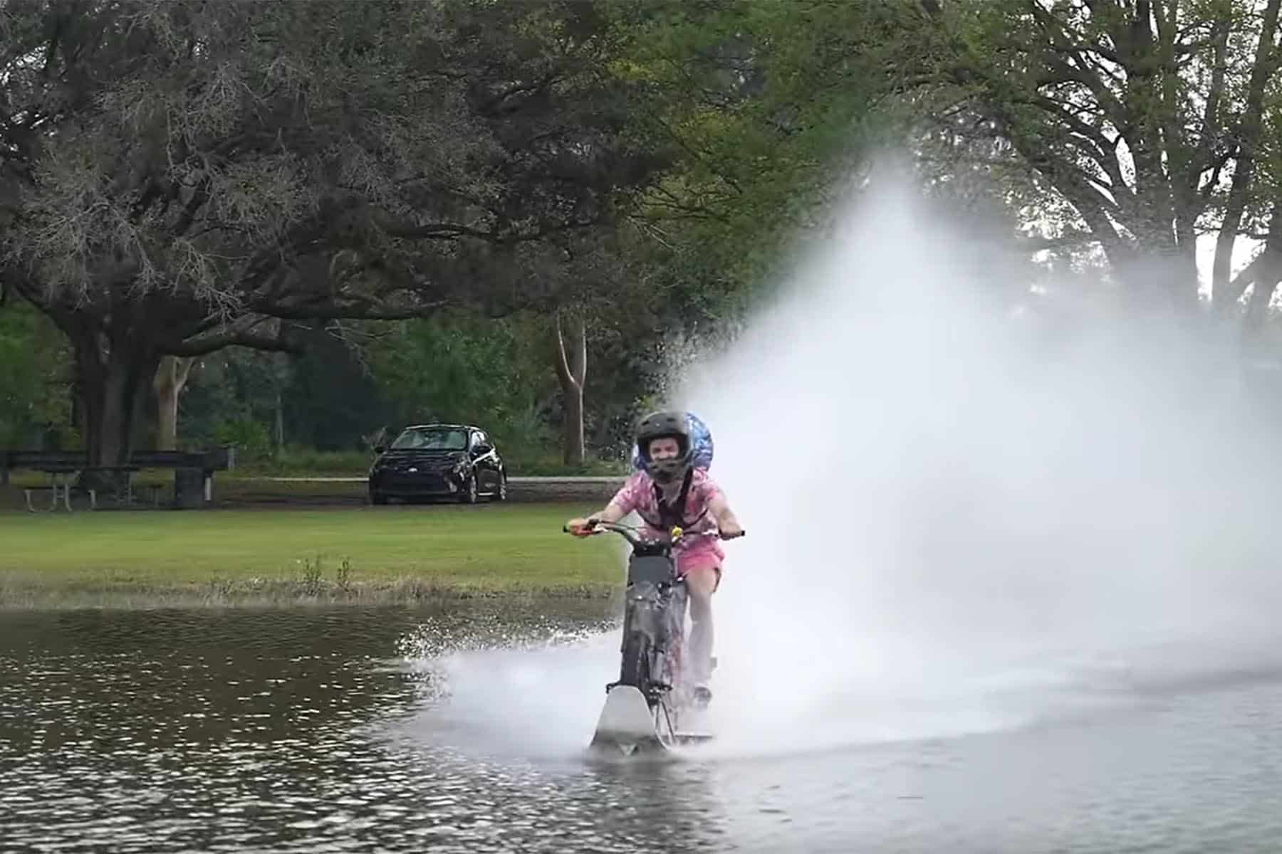 Cruzar un lago lleno de caimanes con una moto eléctrica ¿qué podría salir mal?