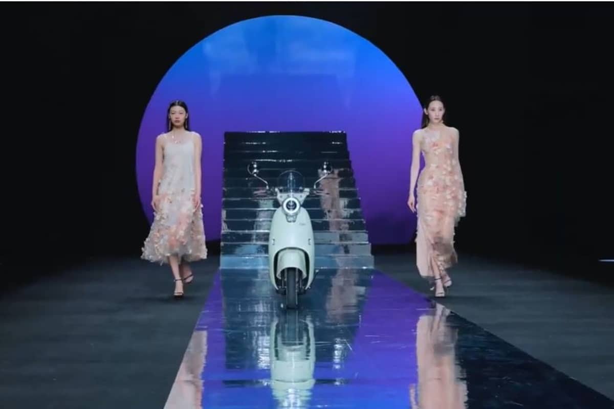 Yadea surprises with the first autonomous scooter at China Fashion Week