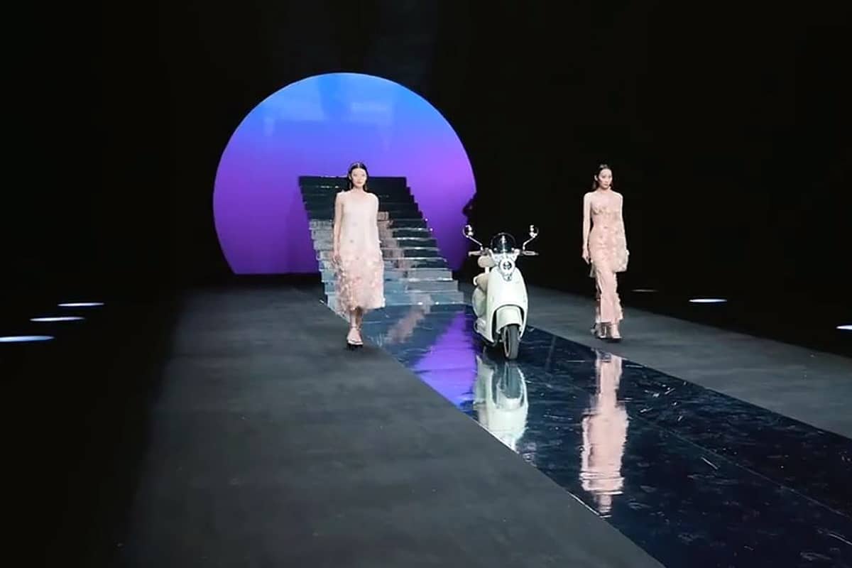 Yadea sorprende con el primer scooter autónomo en la Semana de la Moda de China