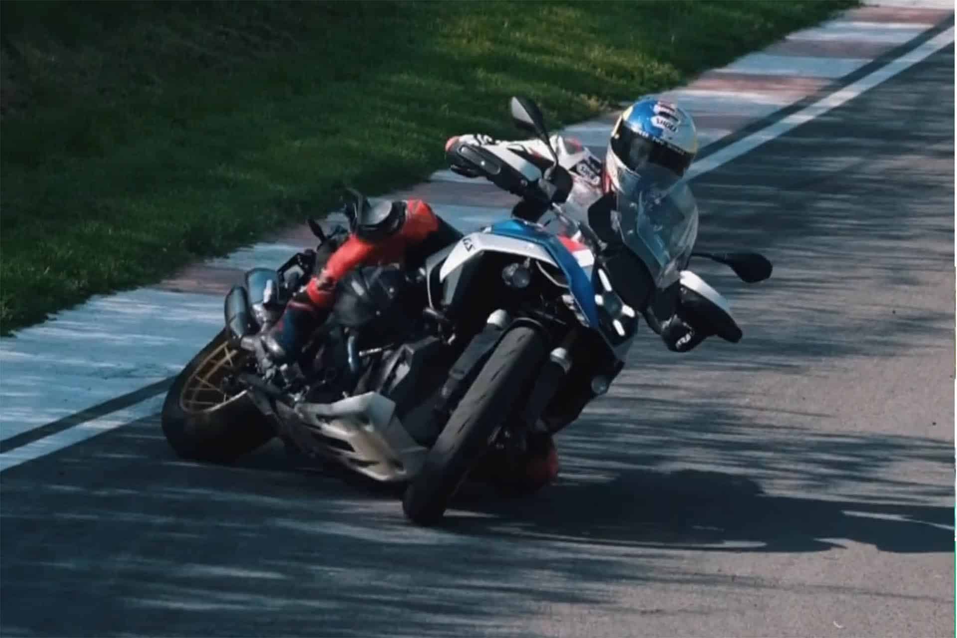 El último juego de Toprak: usar una BMW R 1300 GS como si fuera un juguete