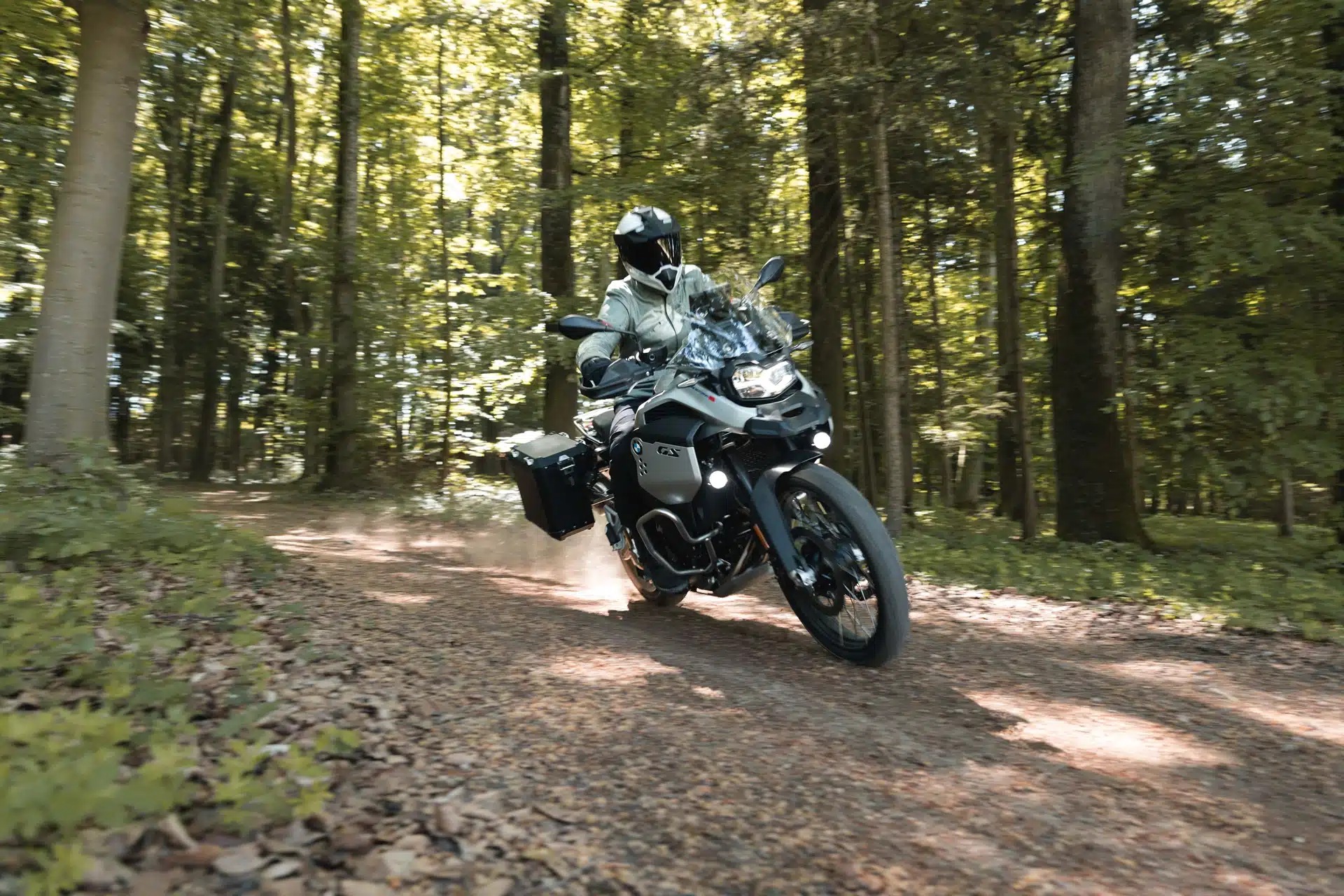 Vogue 900DSX vs BMW F 900 GS, which is better?