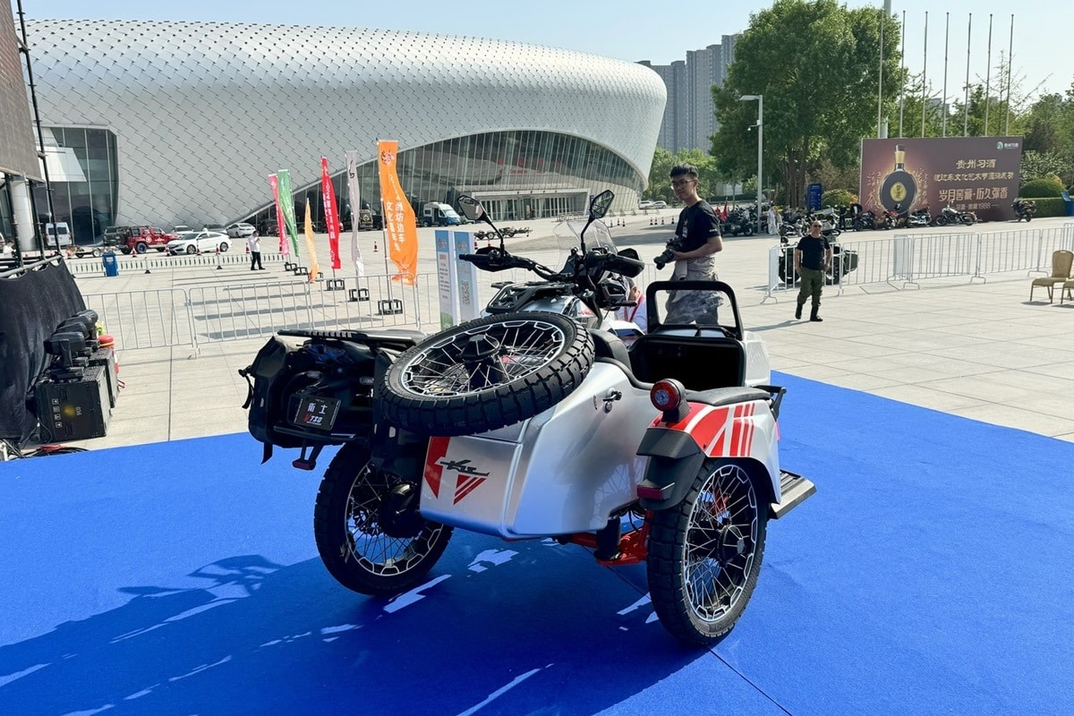 Has Moto Guzzi entered the sidecar world?  No, it is called V 750 Deffender and it is designed and produced… guess