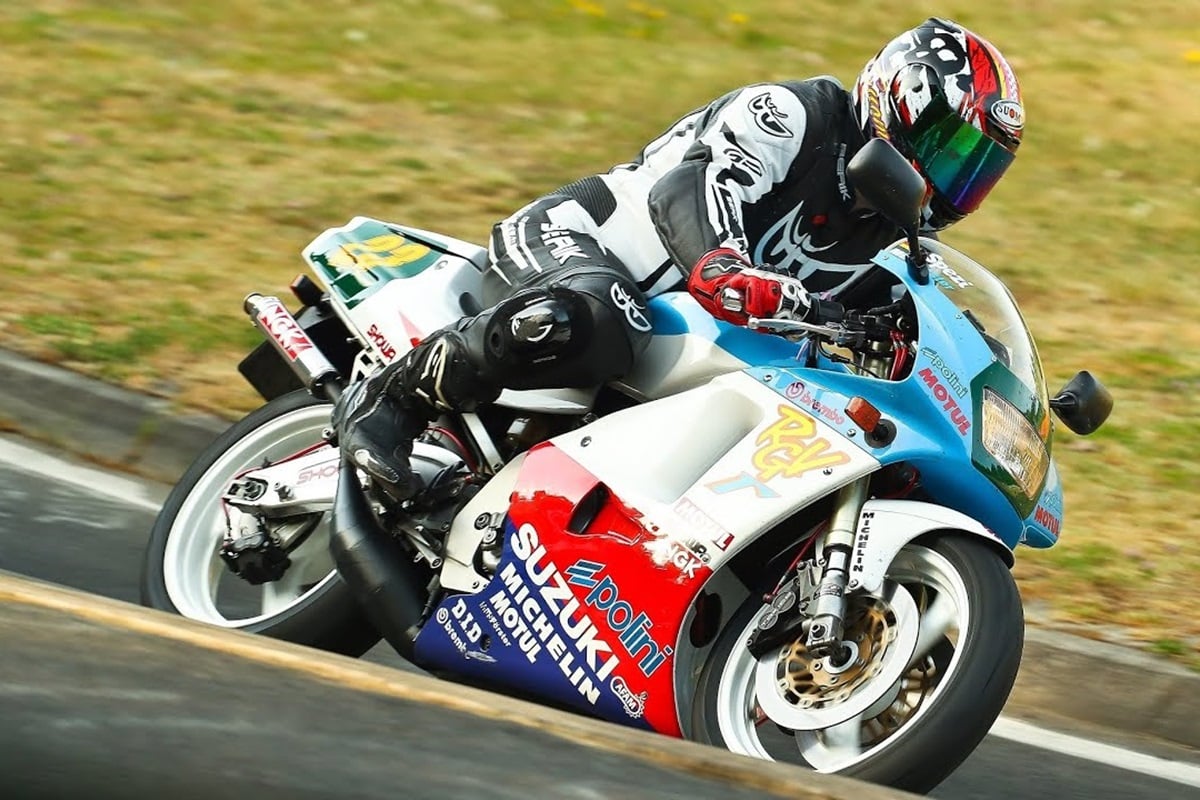 Pequeña pero matona: Así se las gasta esta Suzuki RGV250 en el difícil circuito alemán de Nürburgring