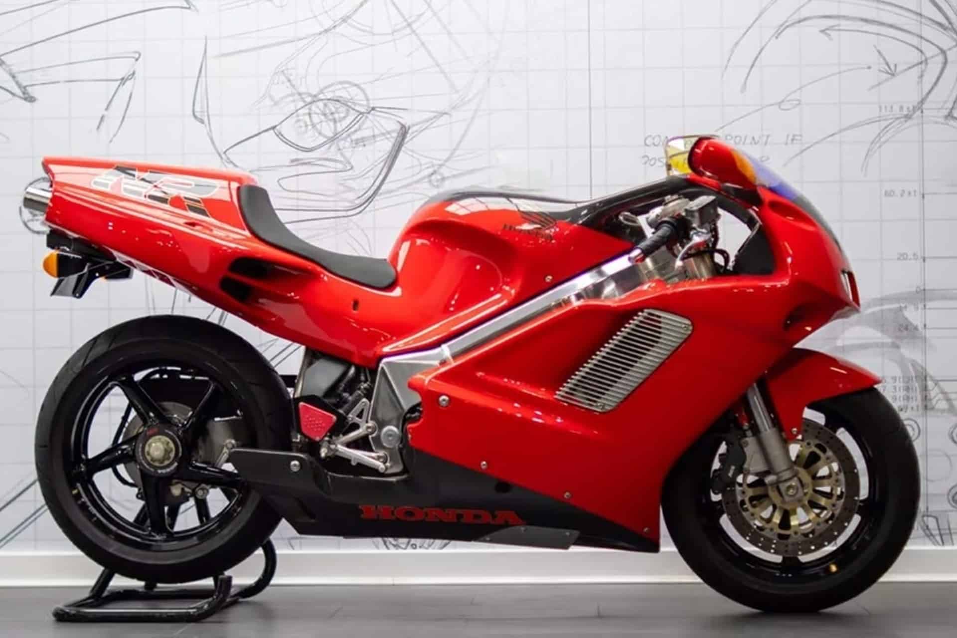 Dos iconos noventeros de Honda a la venta en un concesionario británico: NR750 y RC45 inside