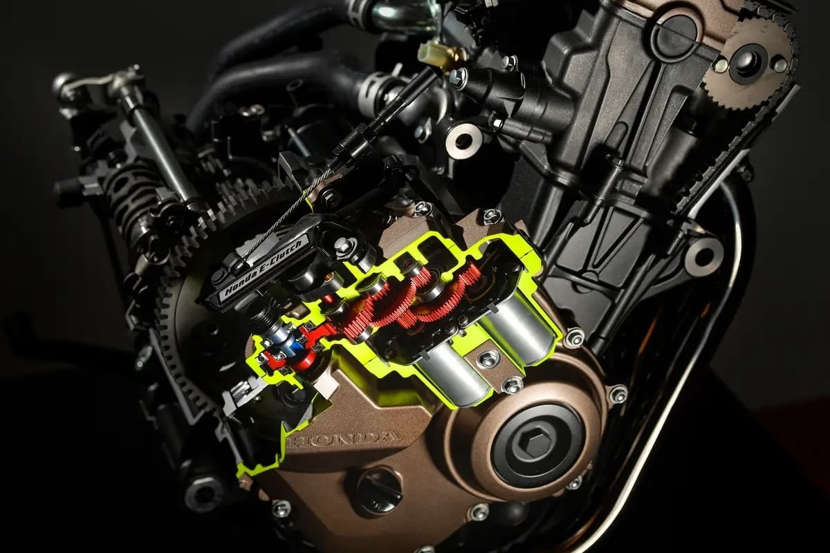 The return of the CB400 is confirmed for 2025 and probably equipped with E-Clutch