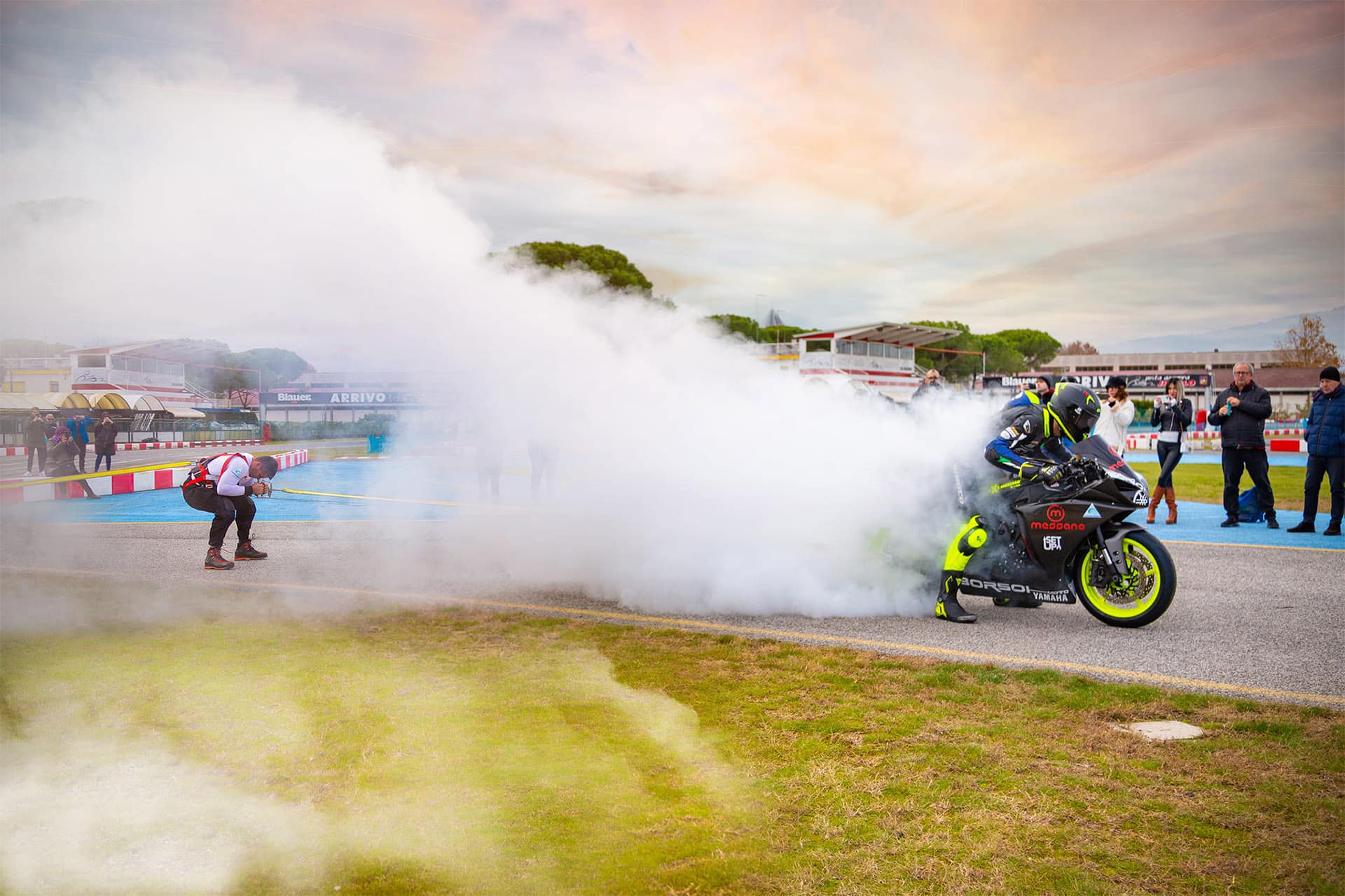 Alex Camera: una forma muy diferente de usar las motos... los aviones, los trenes, y los tanques
