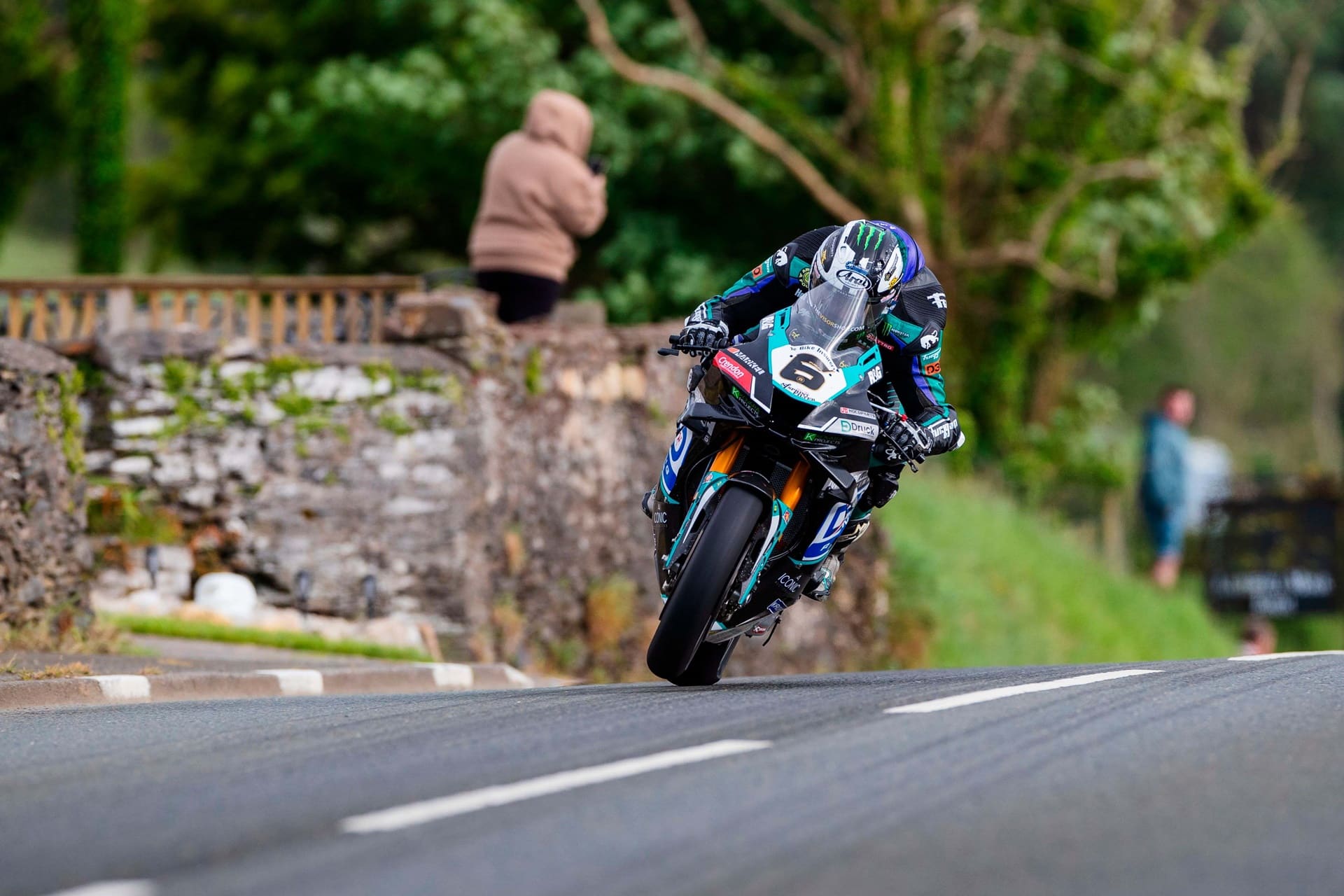 Arai y el TT de la Isla de Man celebran su 40 aniversario de colaboración