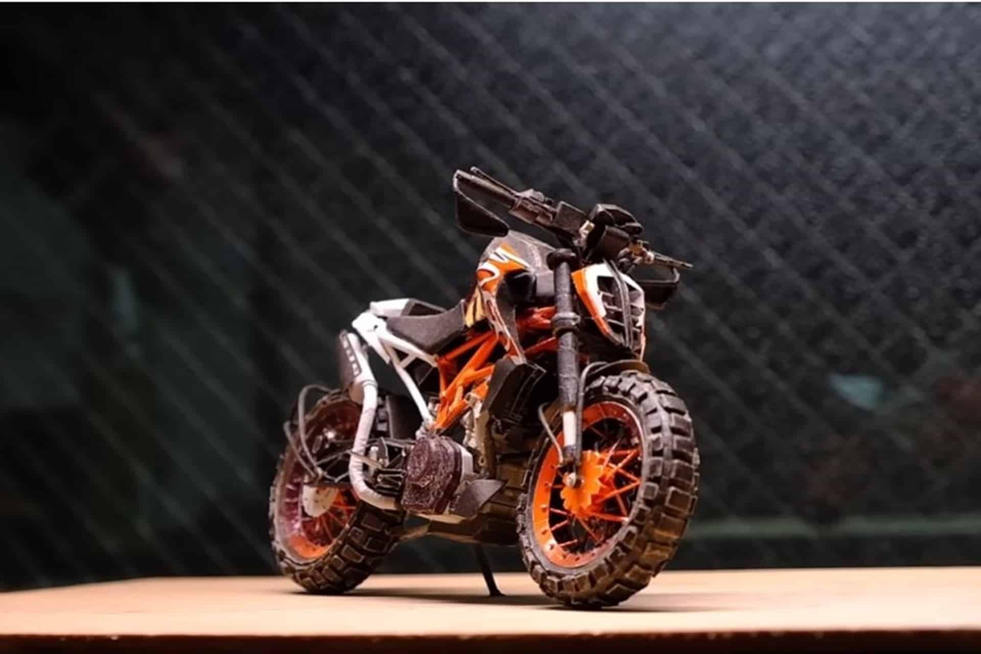 La moto de papel perfecta existe: Echa un ojo a esta KTM 390 Duke fabricada ¡con cajas de galletas!