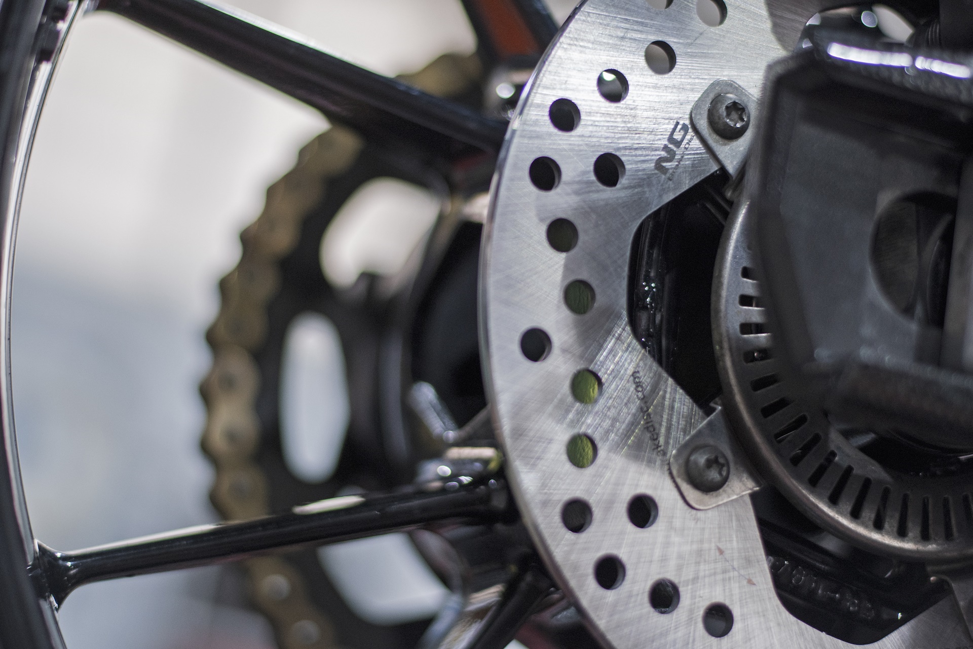 Innovation and performance in a wide range loaded with options