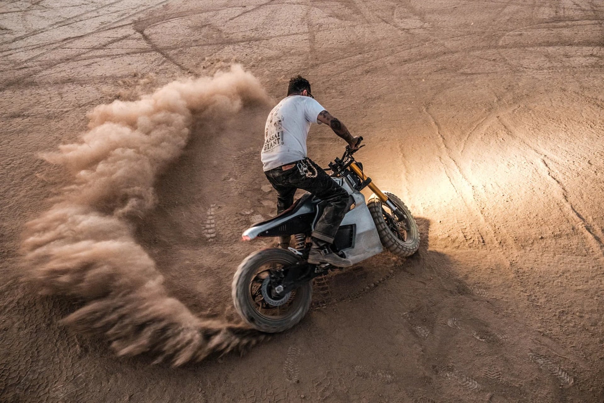 Cristian Sosa puts a "metallic touch" to this Ryvid Anthem Electric