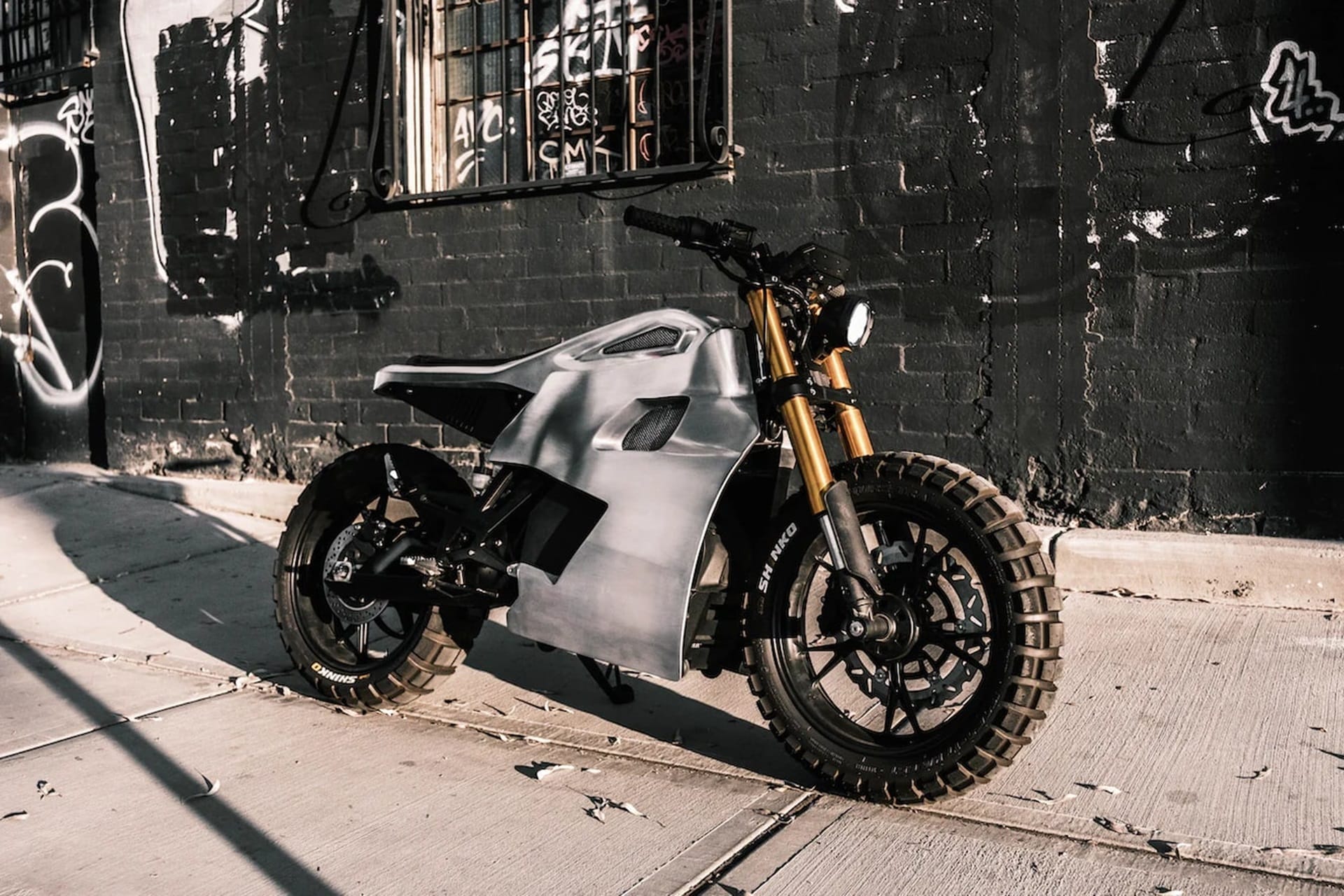 Cristian Sosa pone un "toque metálico" a esta Ryvid Anthem Electric