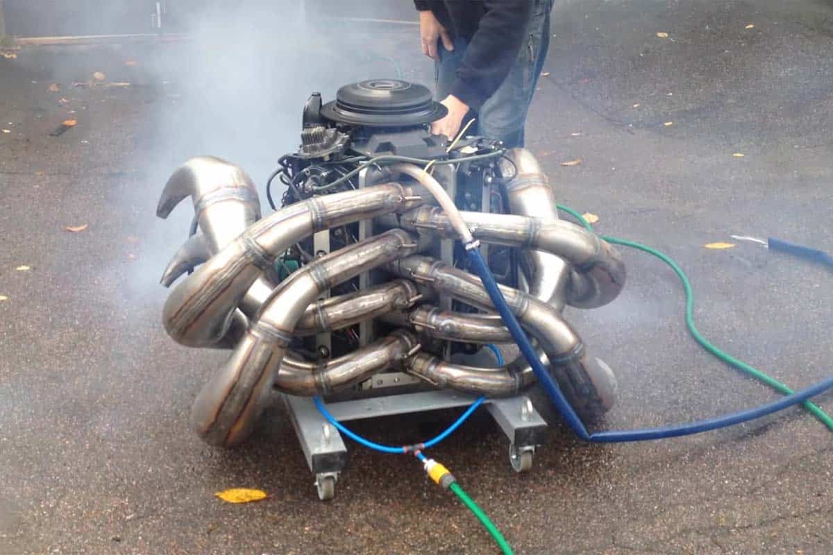 Dos tiempos, 8 cilindros en V y 300 CV: las cifras de un motor que da miedo escuchar (vídeo)