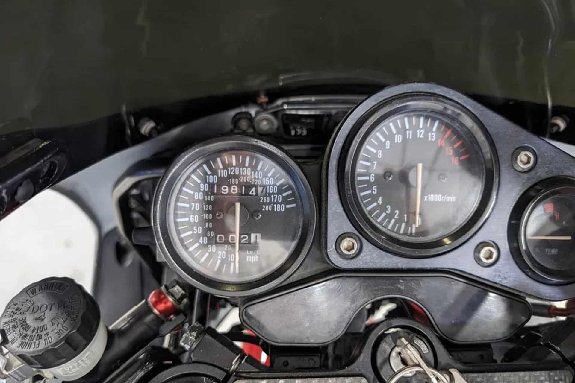 This preparation"7/11"on a nineties Suzuki GSX-R750, will raise the heart rate of Old School lovers