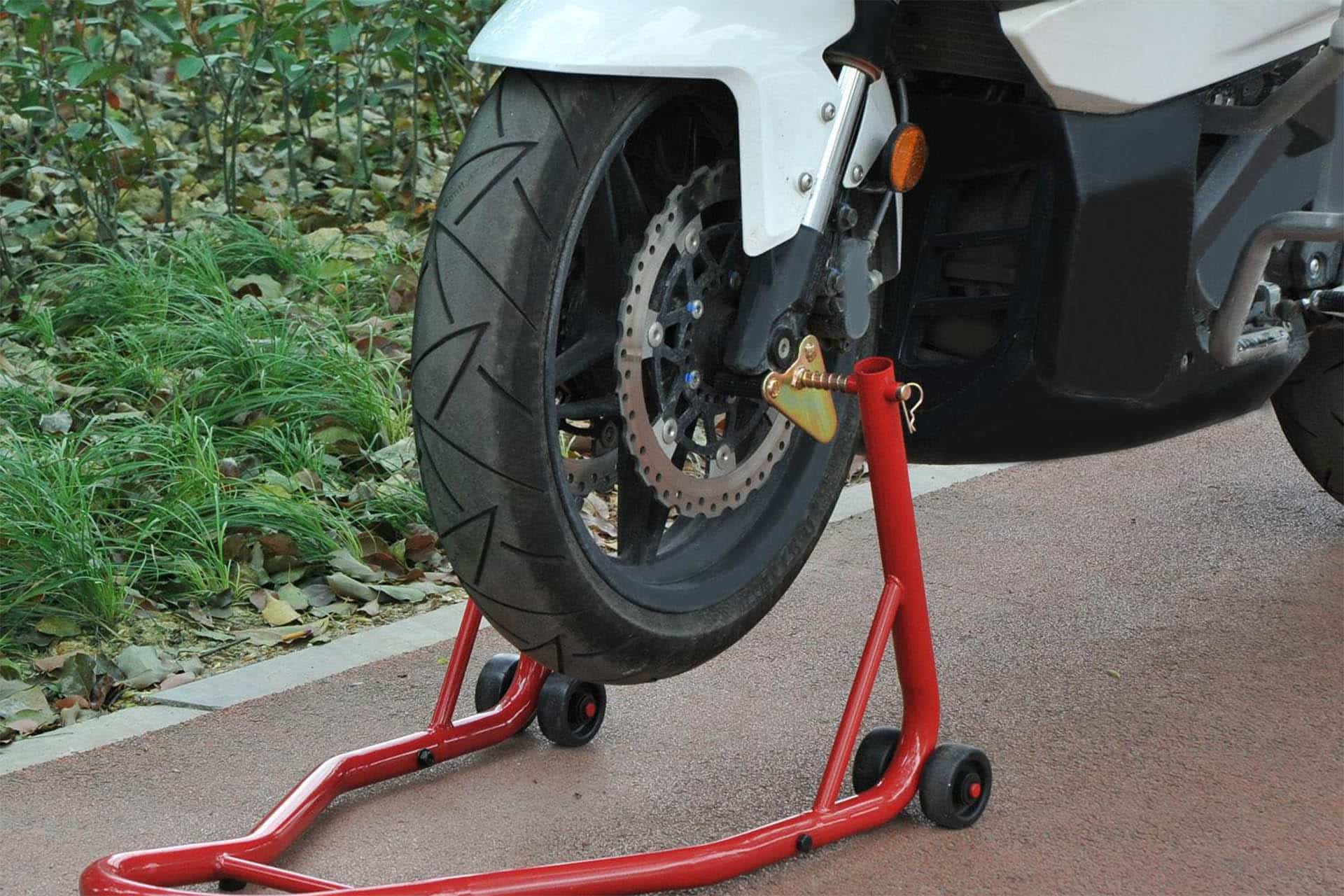 The front axle stand can be used in several ways.