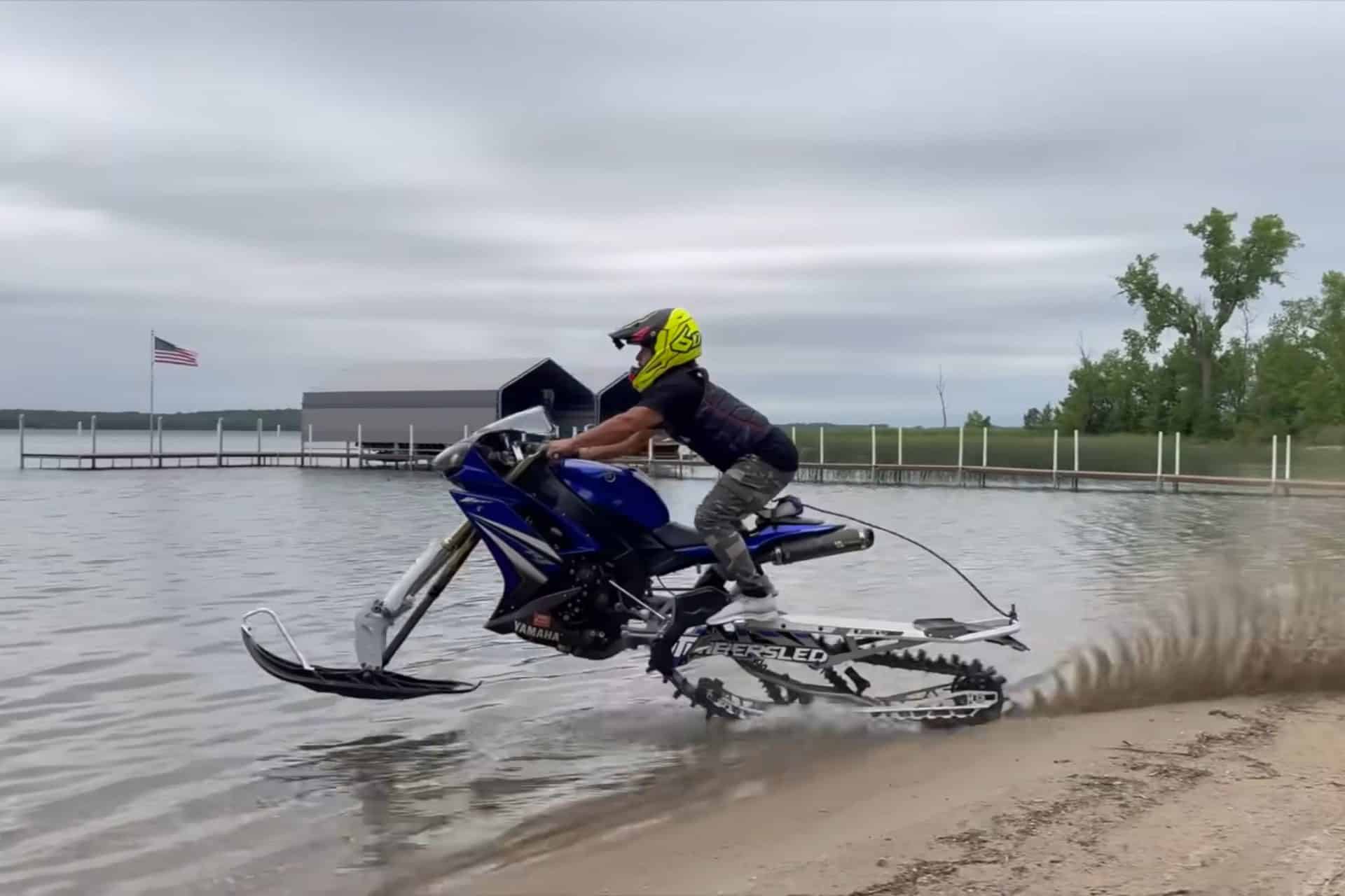 Yamaha YZF-R1 en un lago