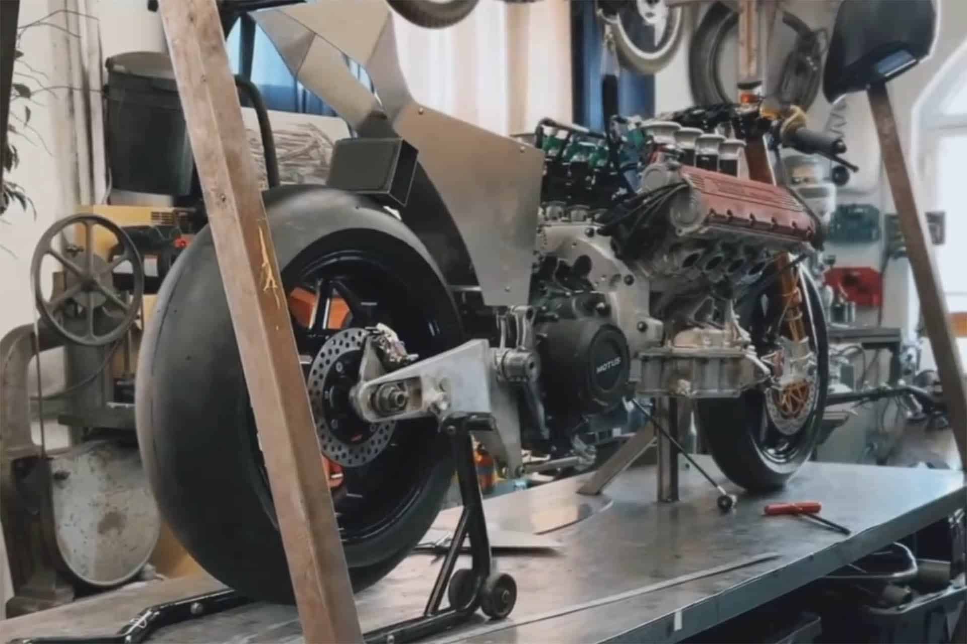 Una moto con motor de un Ferrari F355: tan loco como suena