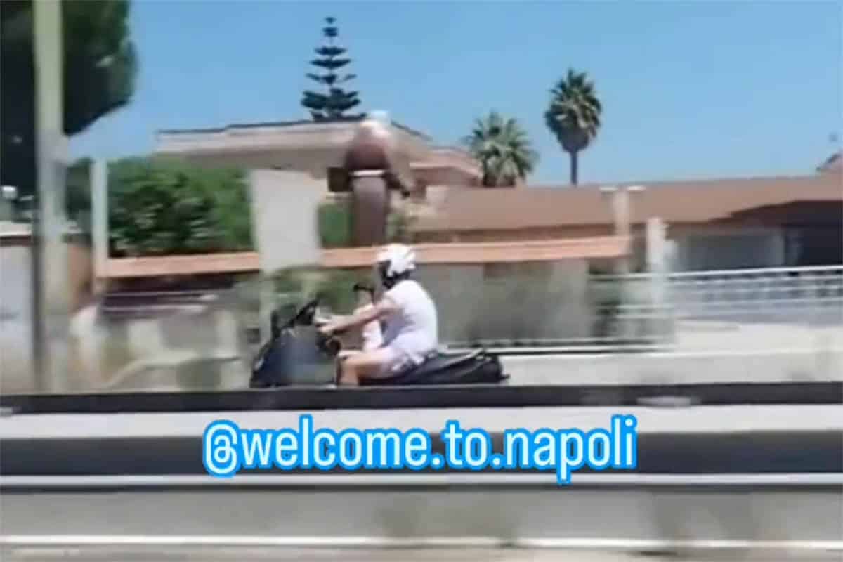 Premio al peor usuario de moto de 2024: Lleva a un niño a 120, sin casco y por autopista