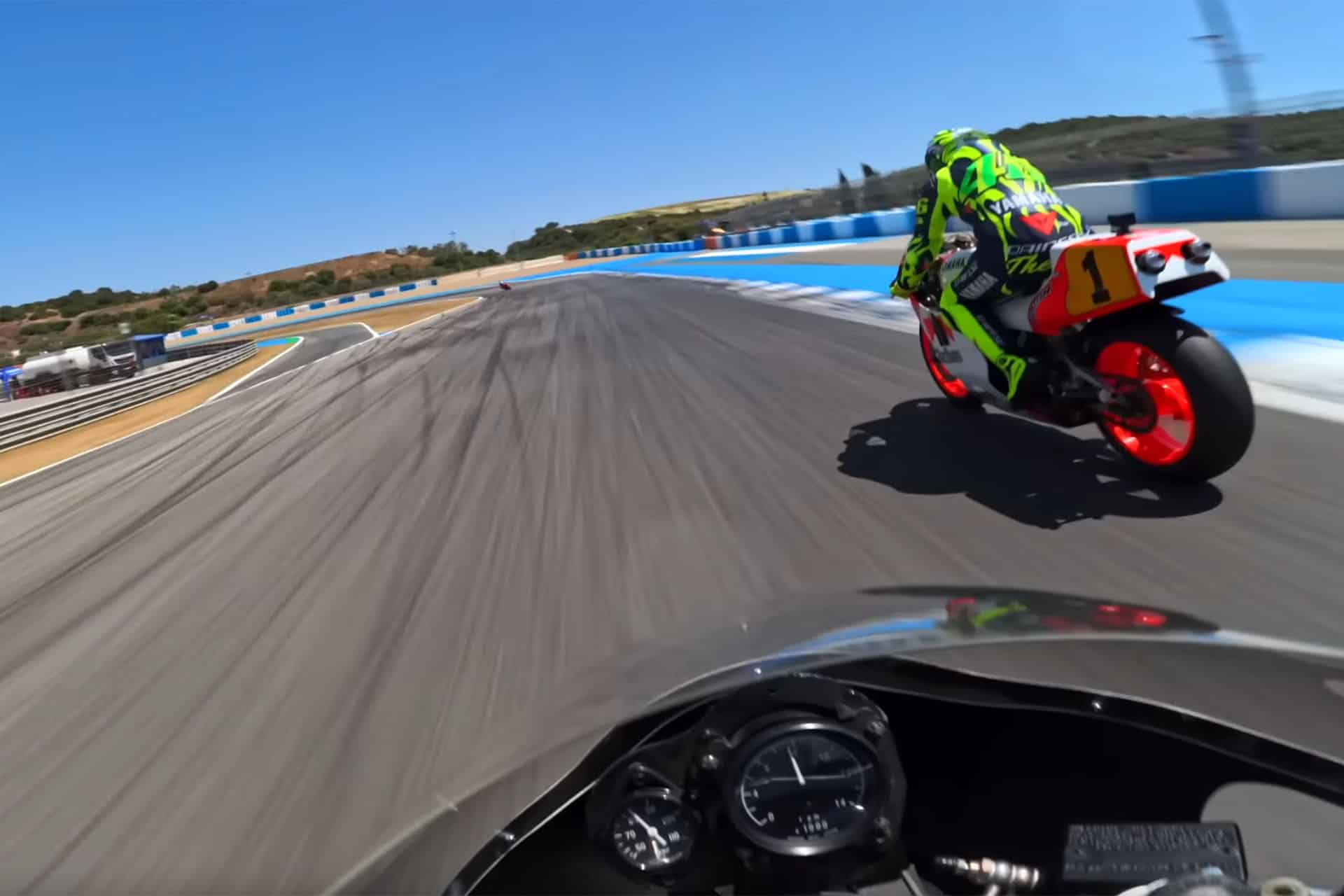 Valentino Rossi y Niccolò Canepa cara a cara en Jerez haciendo rugir las dos tiempos (vídeo)