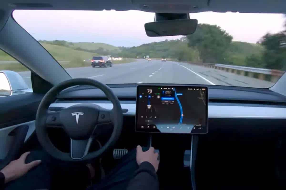 Although it is called autopilot, it is not an automatic pilot but a driving aid.