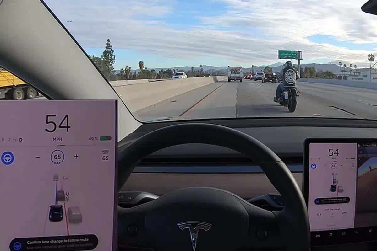 Tesla es demandada por la familia de un motorista que falleció cuando el coche iba en “autopilot”