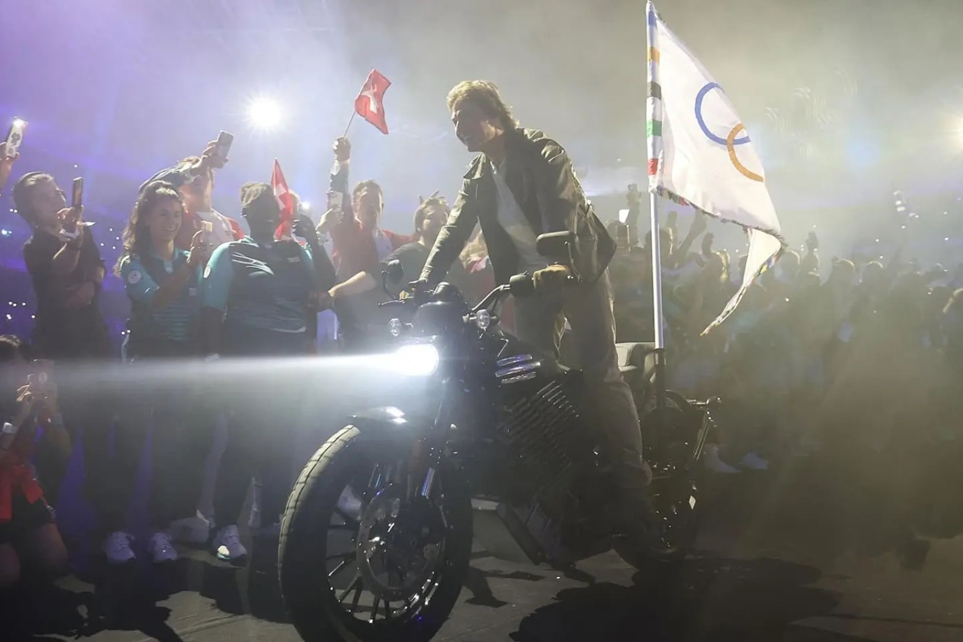 Tom Cruise reaparece a "lo Misión Imposible" en la ceremonia de clausura de los Juegos Olímpicos de París 2024