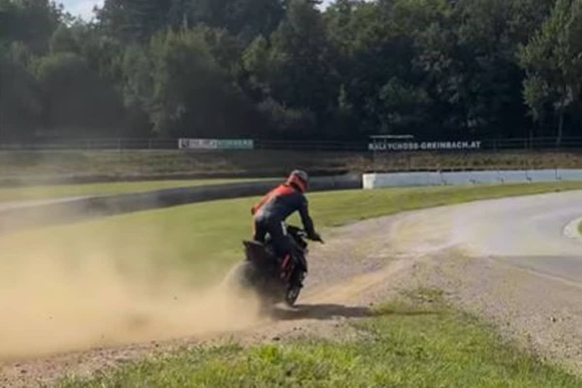 The KTM 1390 Super Duke as you've never seen it before: In offroad mode at the limit