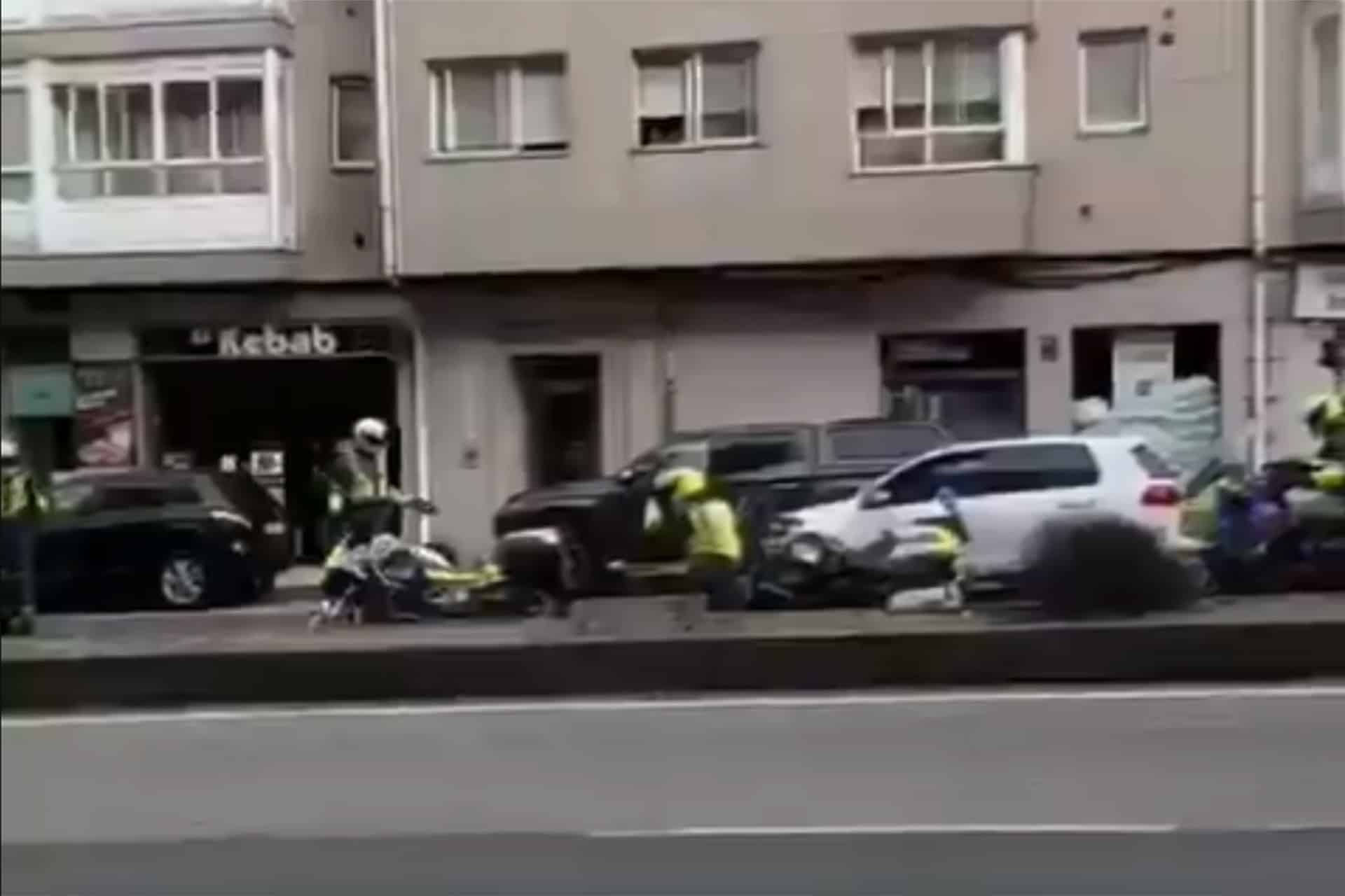 Accidente múltiple de la Guardia Civil por no guardar la distancia de seguridad en la Vuelta a España