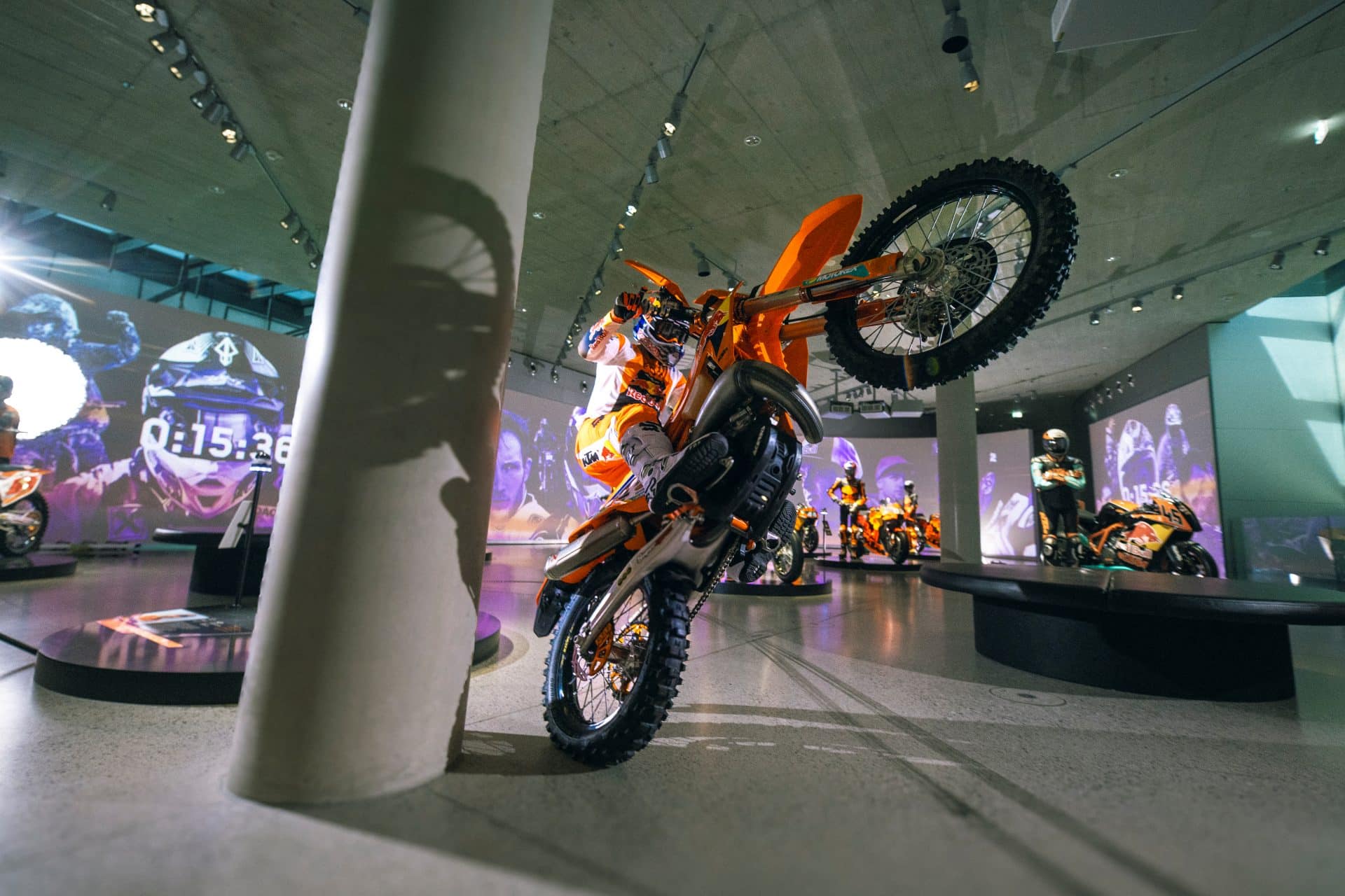 KTM - Una noche en el KTM Motohall con Mani Lettenbichler