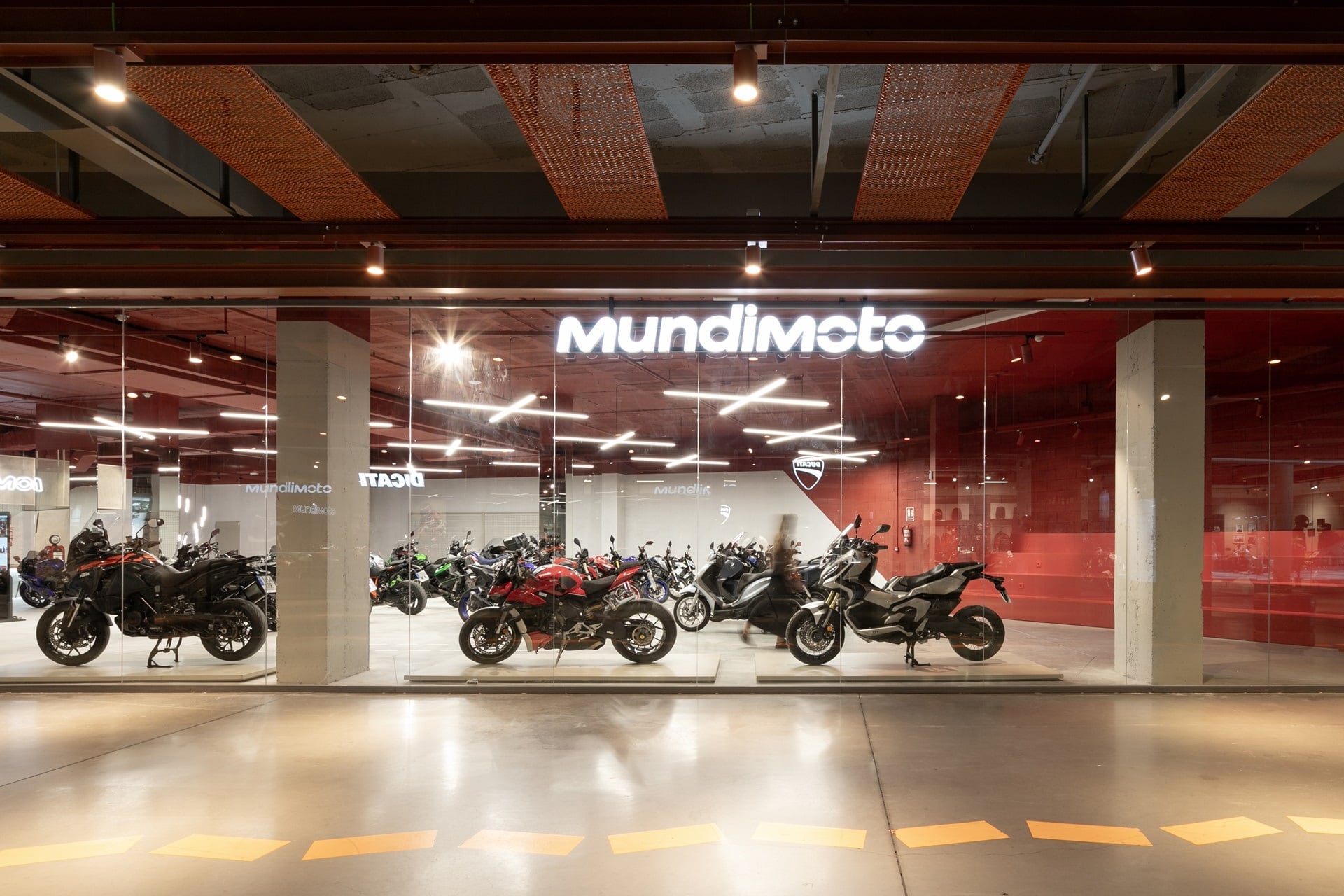 Mundimoto inaugura su nueva tienda en el espacio comercial y de ocio X-Madrid