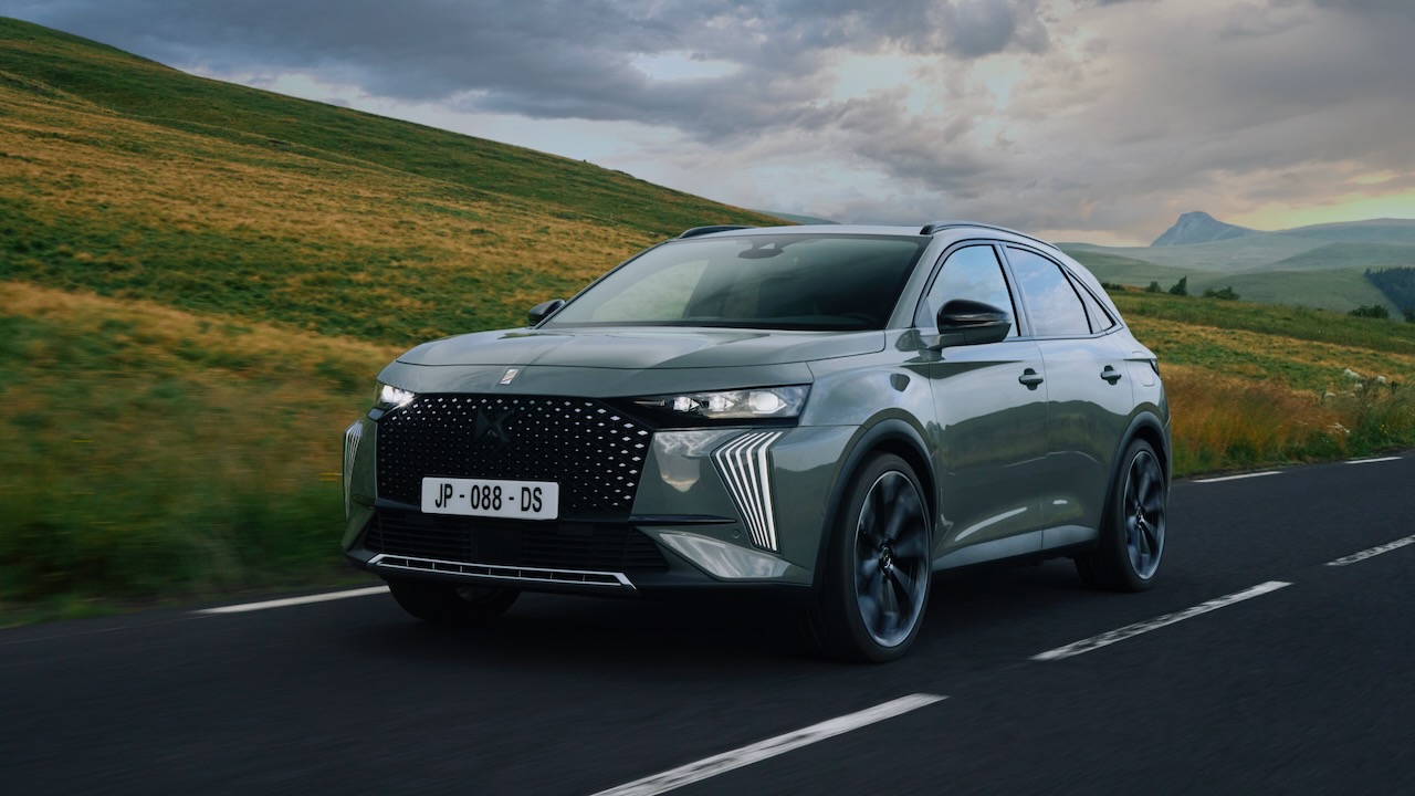The DS 7 receives the new Pallas and Étoile finishes to complete the range