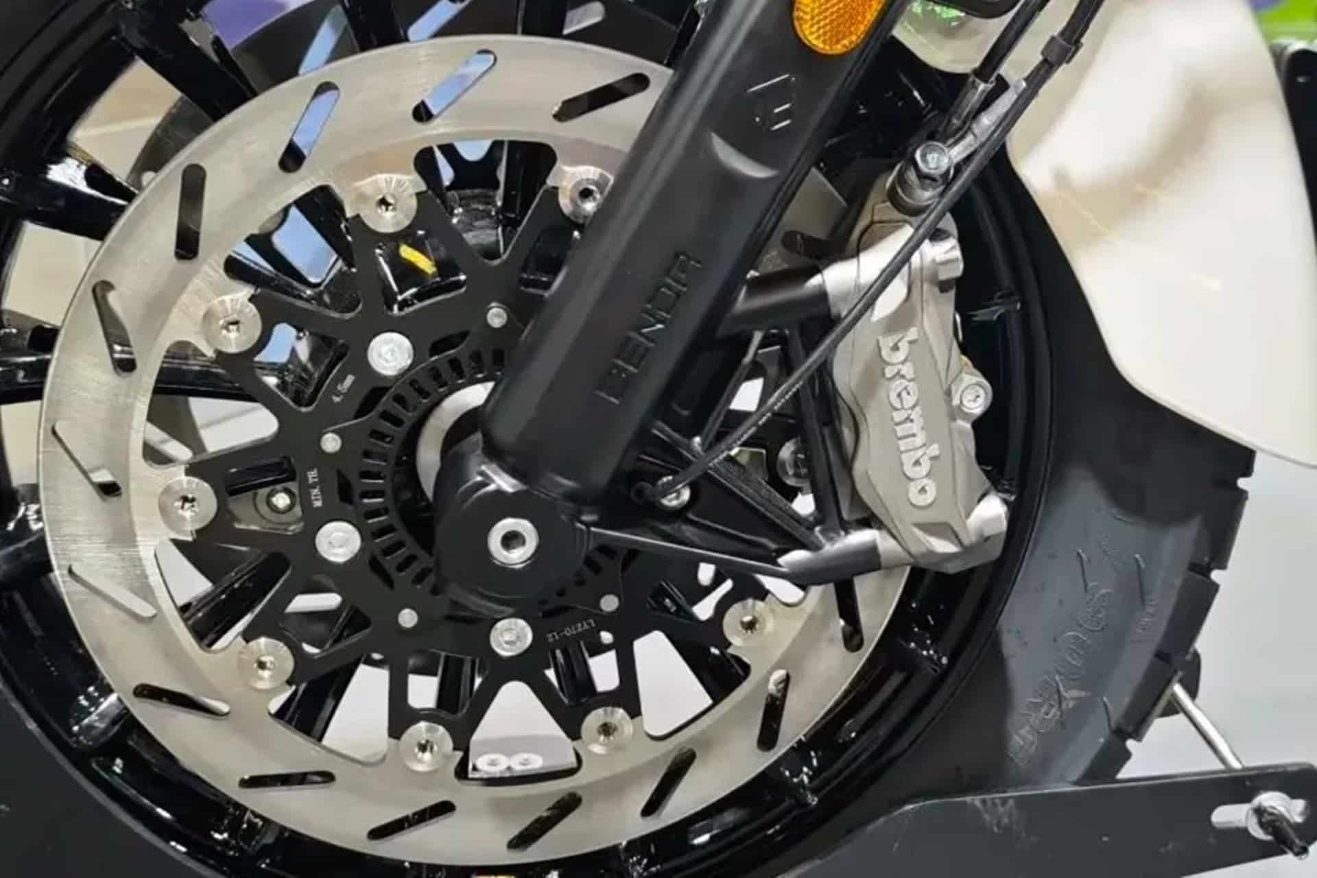 Benda unveils its new Dark Flag 950, an attractive bobber that does not live only on its image