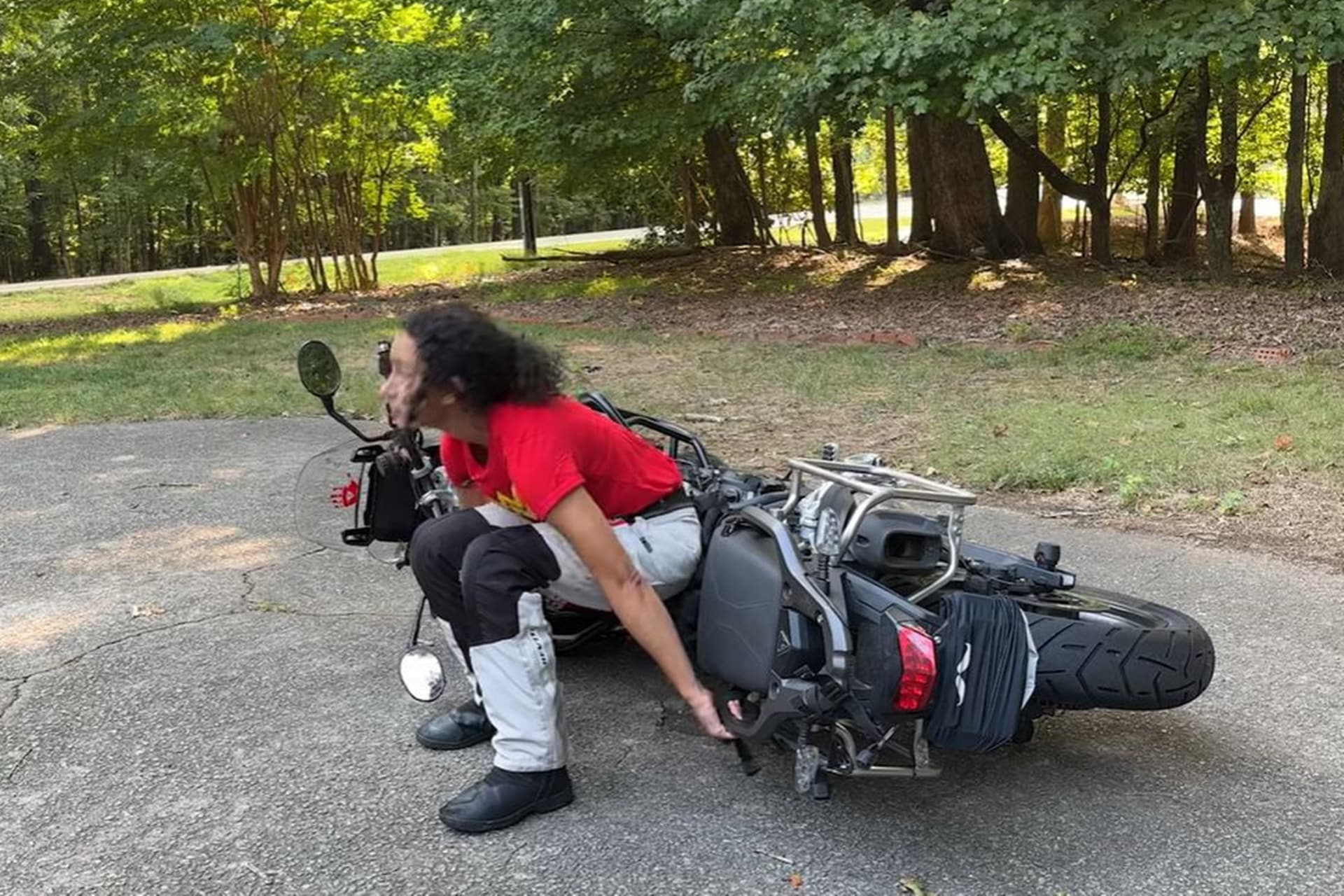The definitive technique to lift your motorcycle off the ground: "Skill is better than strength"