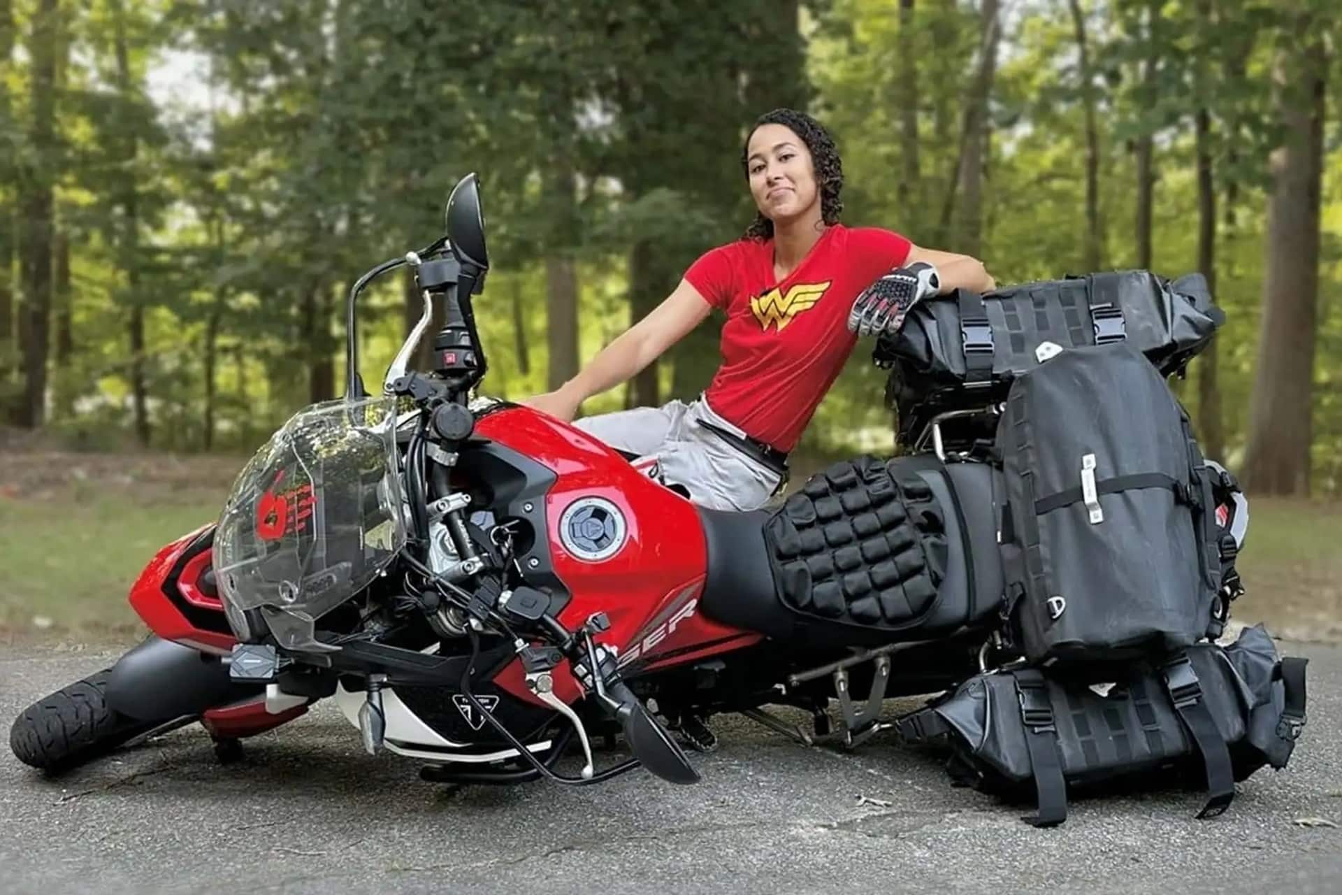 La técnica definitiva para levantar tu moto del suelo: "Más vale maña que fuerza"