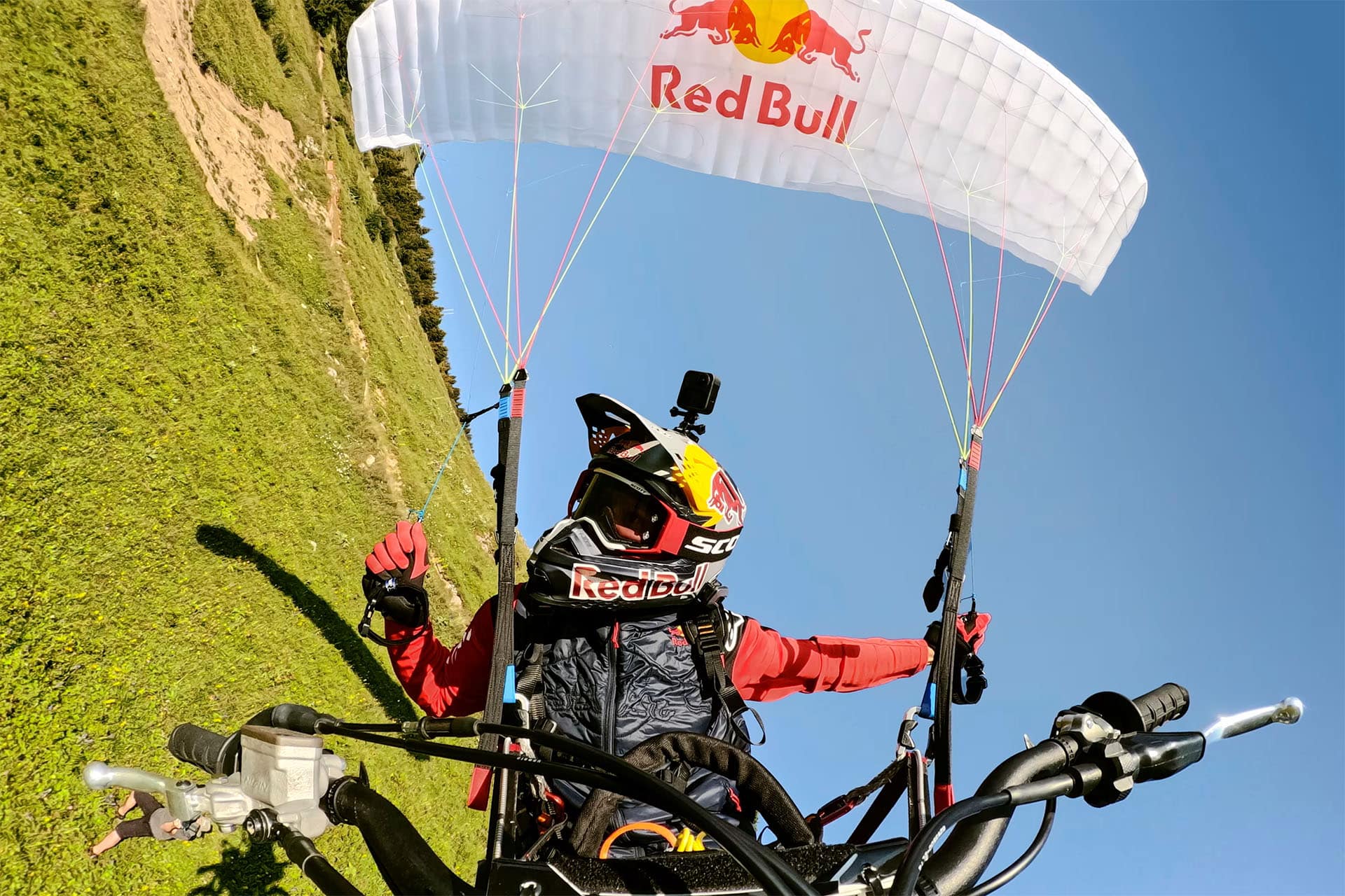 Hay saltos, precipicios, paracaídas y no es una peli de Tom Cruise, es Tom Pages en un vídeo increíble