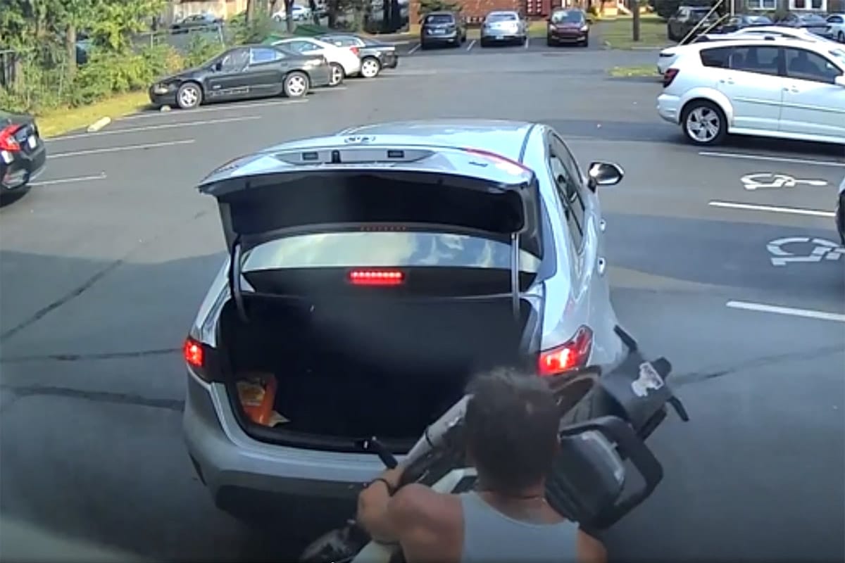 He tries to steal a Husqvarna Svartpilen 401 by putting it in the trunk of a Toyota Corolla and... it goes wrong
