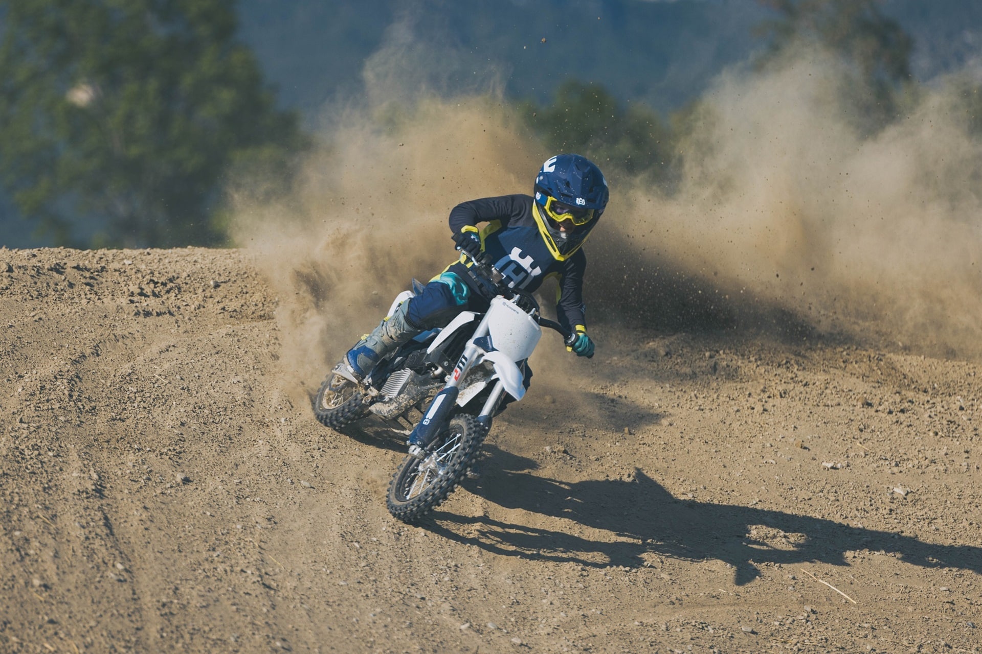 Husqvarna presenta su nueva EE 5 2025: Más rendimiento y tiempo de pilotaje