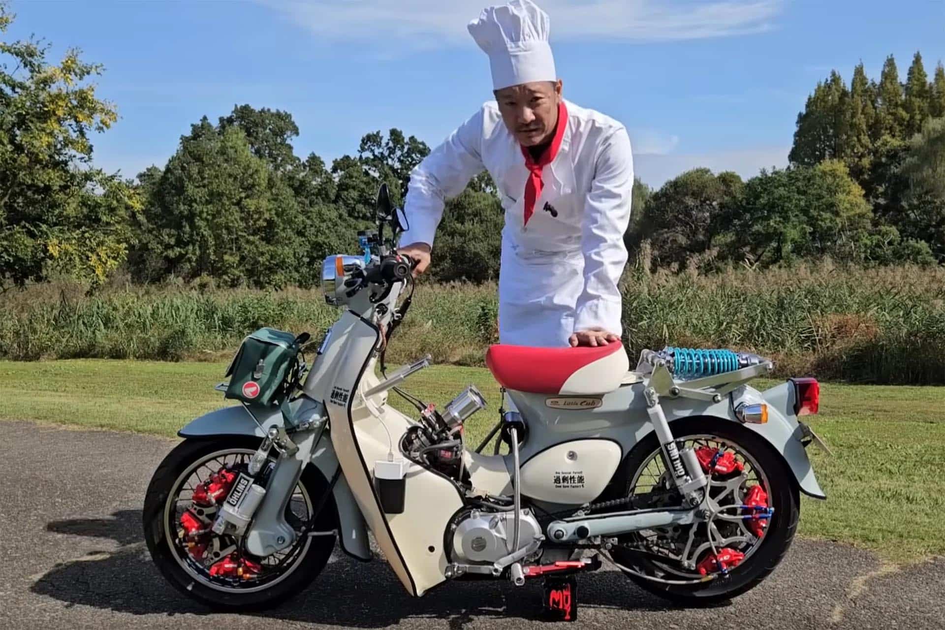 ¿Es la peor preparación de una Honda Super Cub que hemos visto? Puede, pero no te quedarás sin frenos, eso seguro