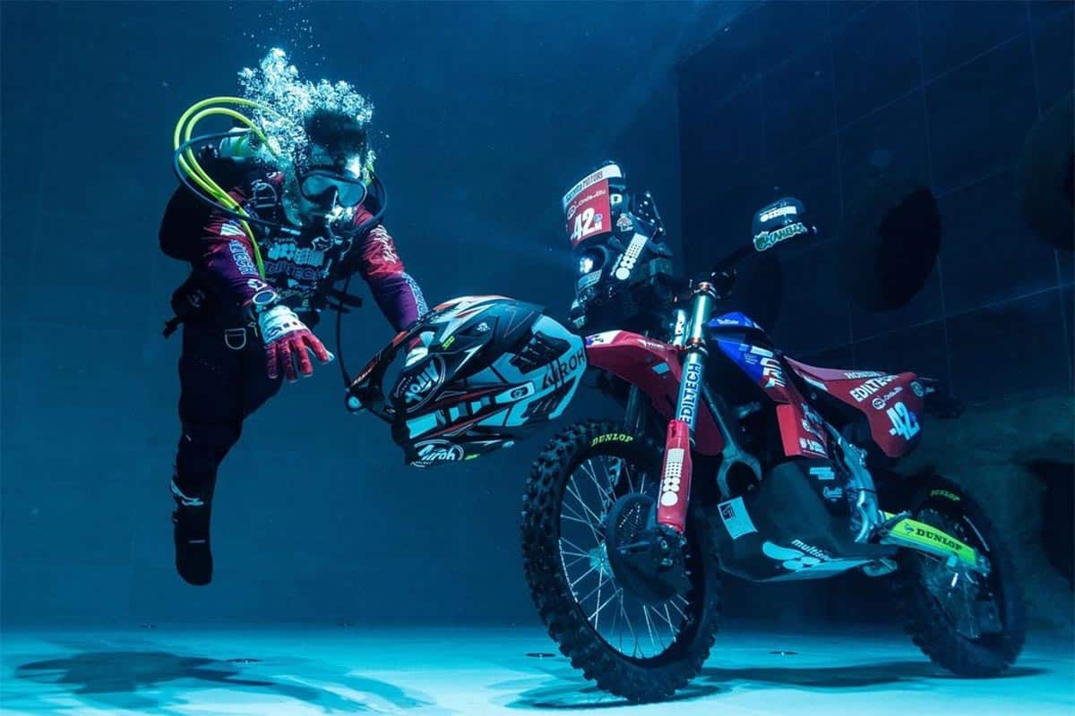 La aventura de Tiziano Internò: del Dakar a pilotar su moto a 42 metros bajo el agua