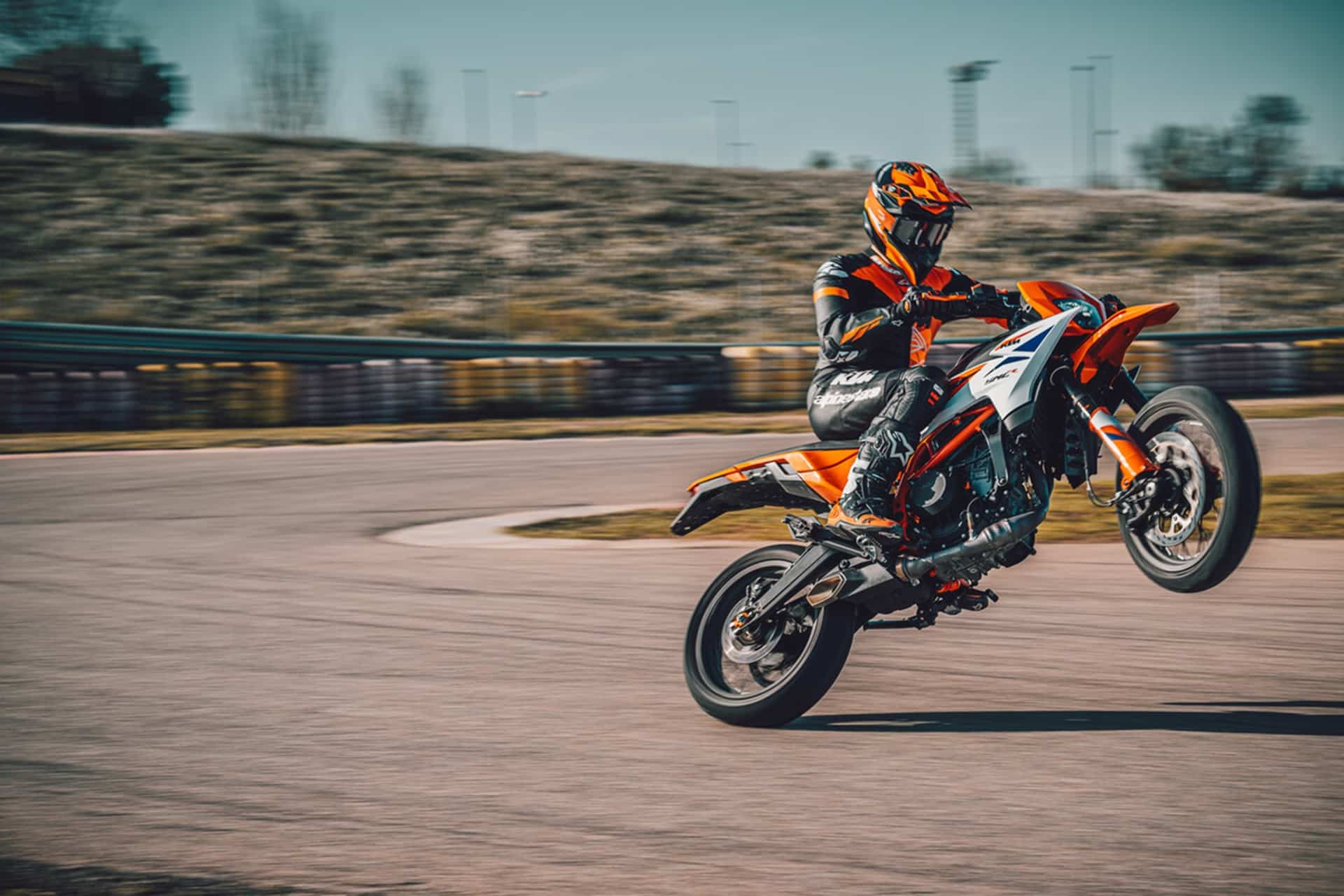 La gama SMC R de KTM se renueva en 2025 con sus nuevas variantes 125 y 390