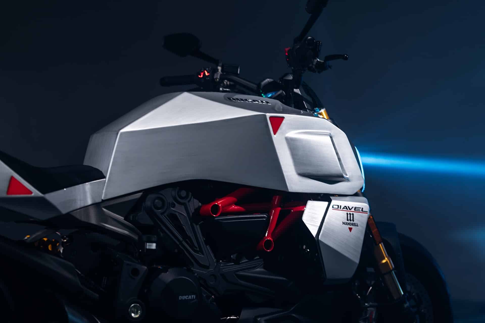 Ducati Diavel V2 by Mandrill Garage: "Journey to the future" with reminiscences of the past