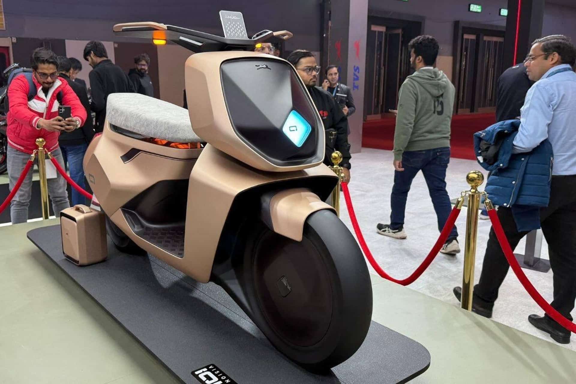 TVS nos muestra el futuro del segmento scooter con los concepts iQube ST y Vision iQube