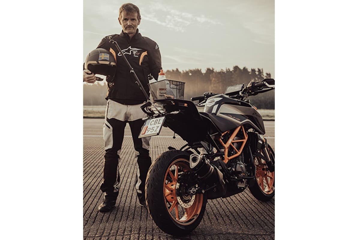 Magnus Carlsson establishes the new World Caballito Record on Moto on the handlebar of his motorcycle