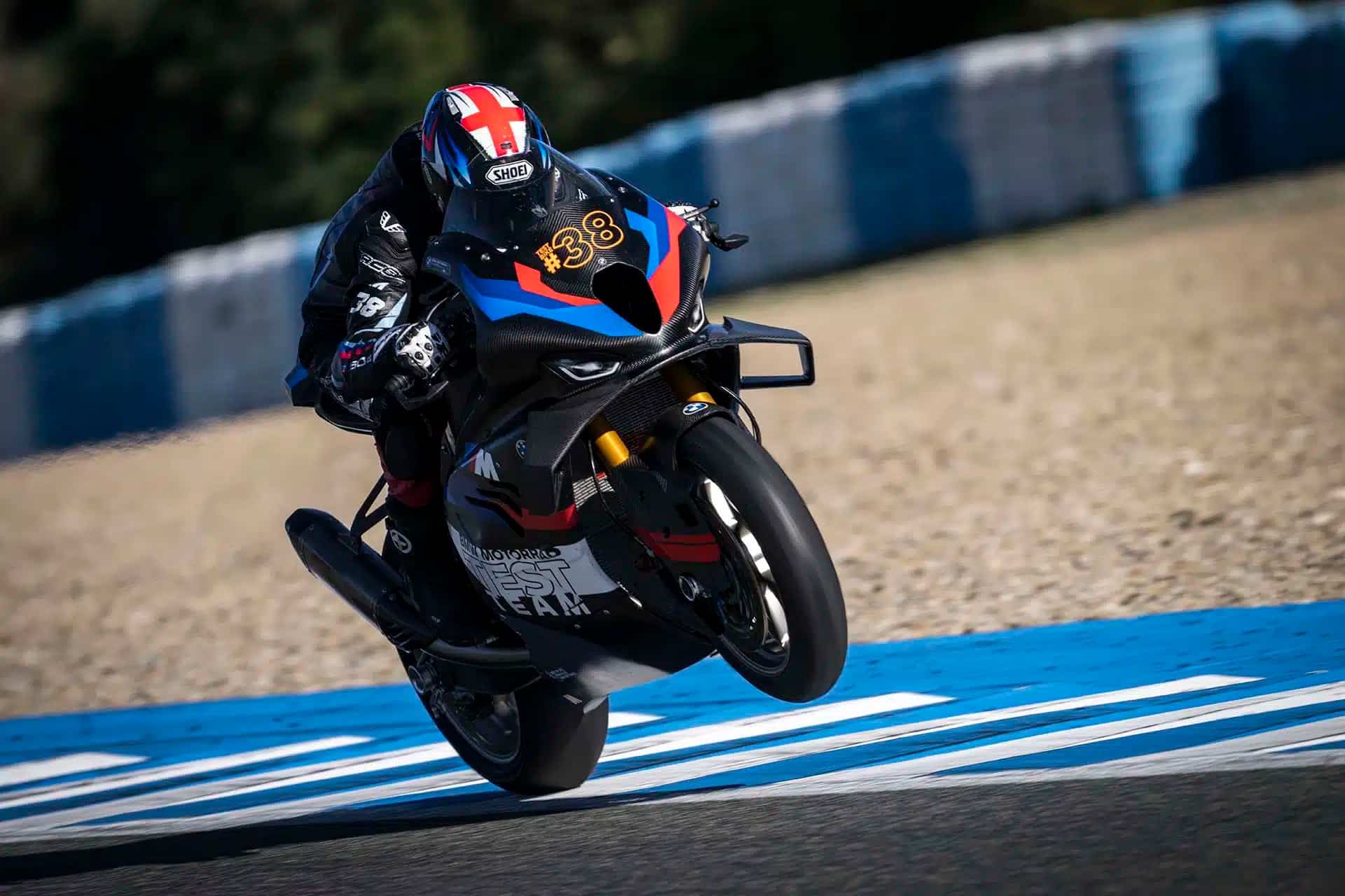 BMW patents a variable exhaust system with which to improve the behavior of the motorcycle in curves