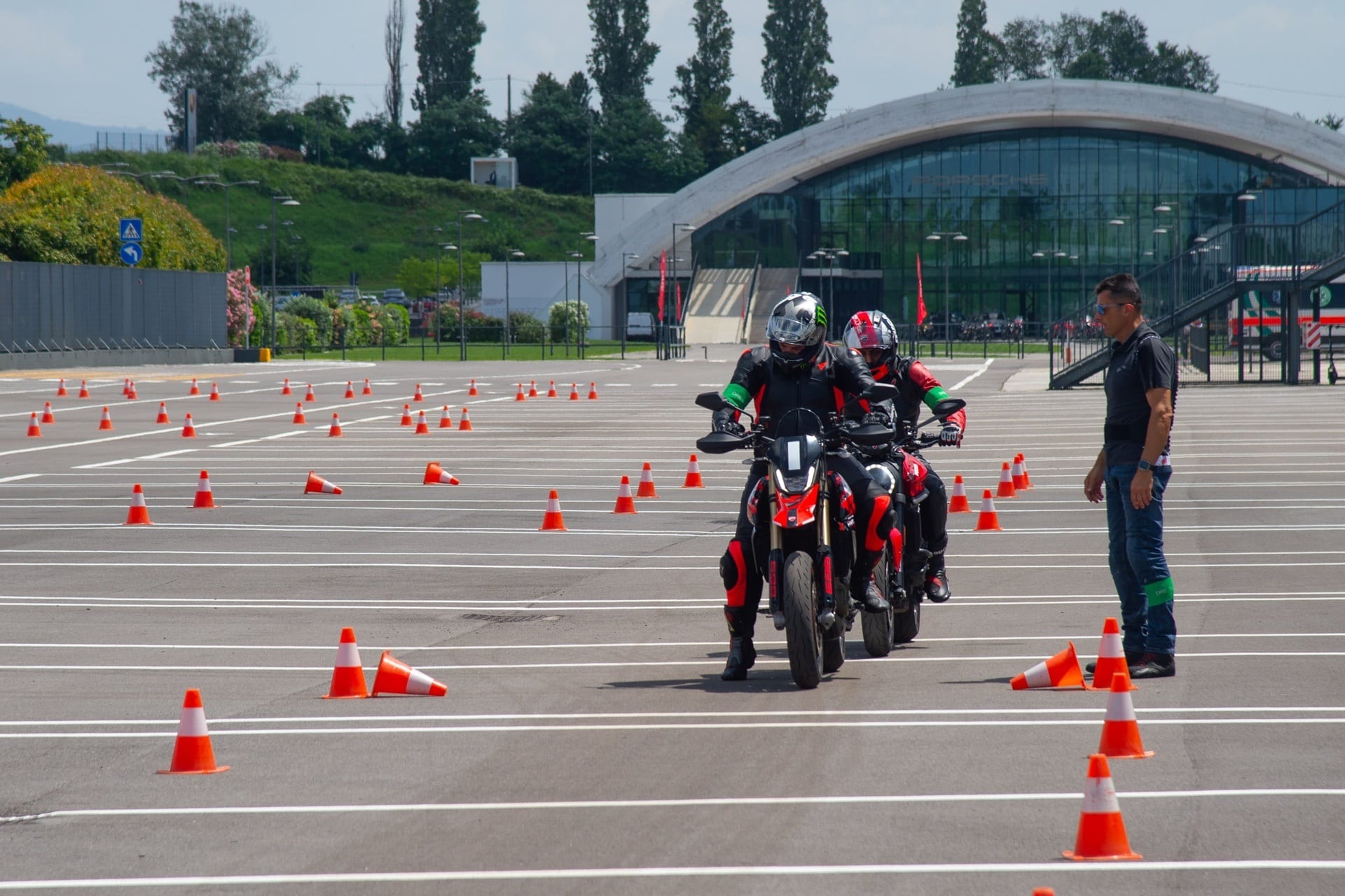 The 2nd edition of the Porsche & Ducati Experience heats engines. We tell you all the details