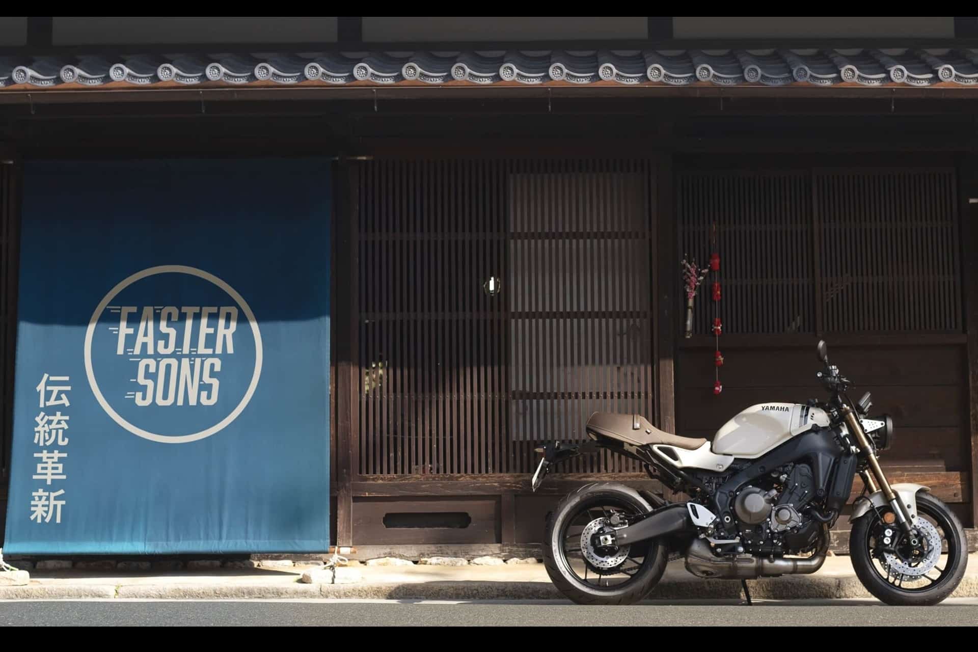 La Yamaha XSR900 realza su estilo con el nuevo esquema de color "Ceramic Ivory White"