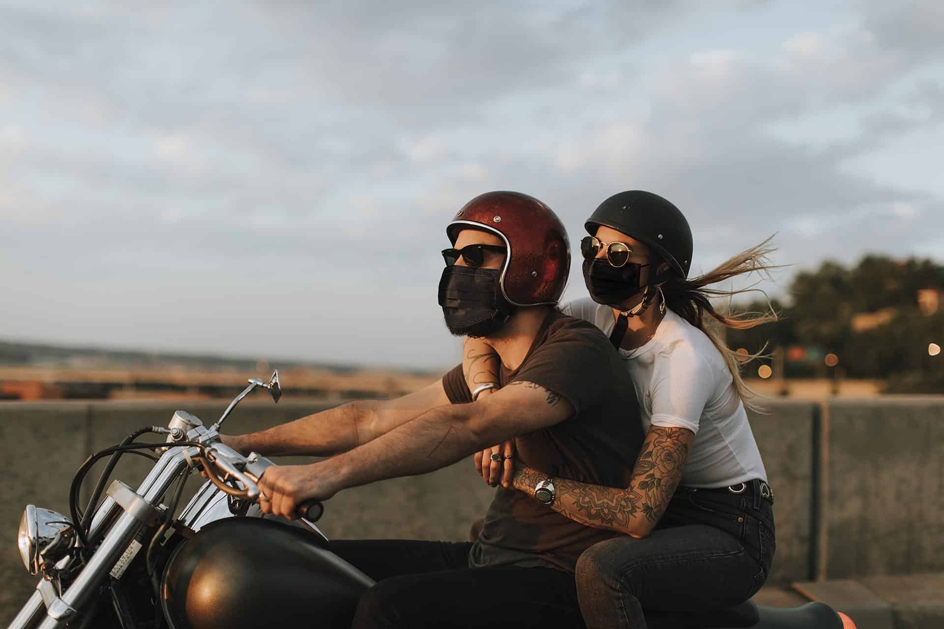 Buenos Aires prohíbe que vayan dos personas en moto por seguridad… contra la violencia