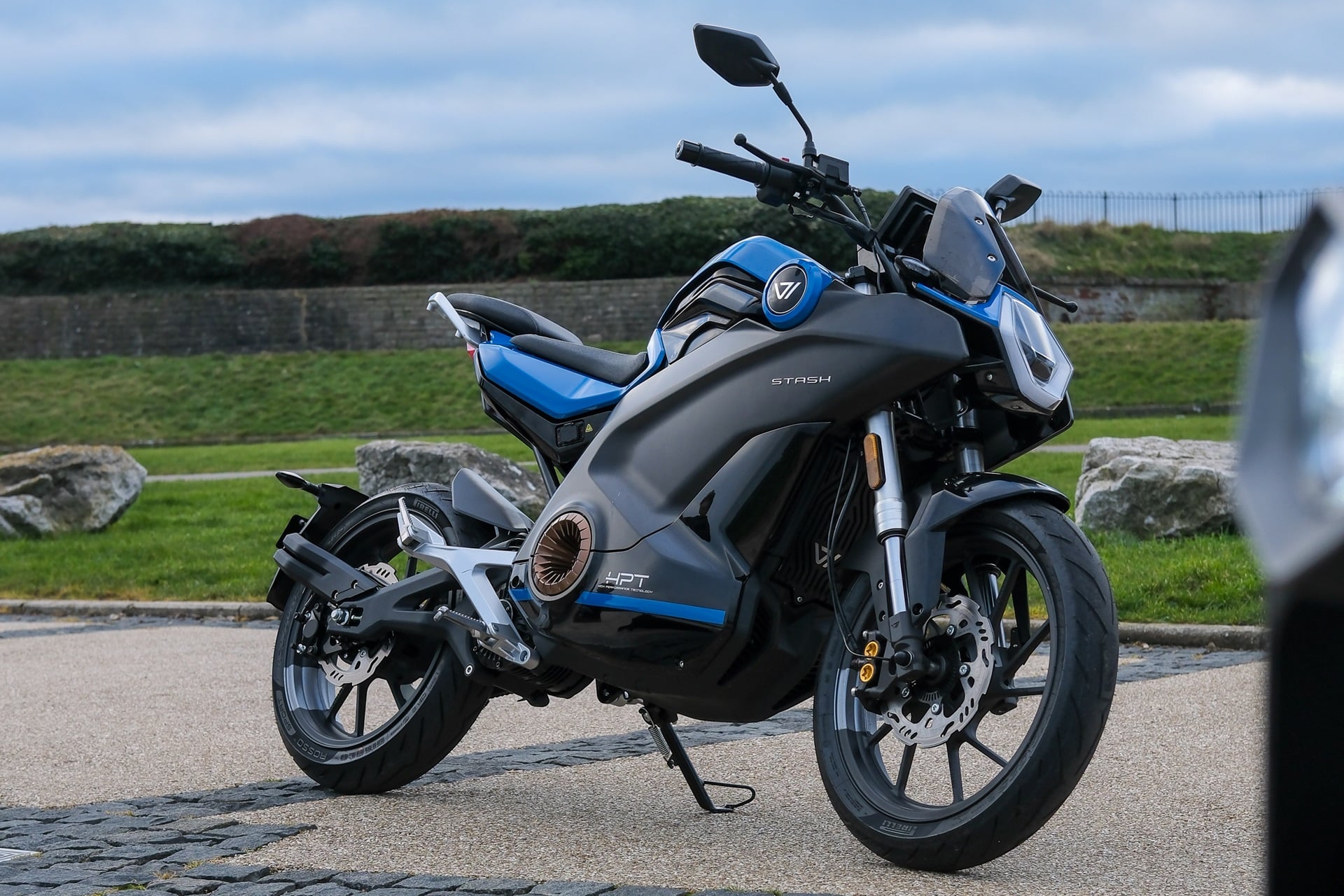 Vmoto presenta su nueva Stash, la moto eléctrica de estética futurista y deportiva pensada para el día a día