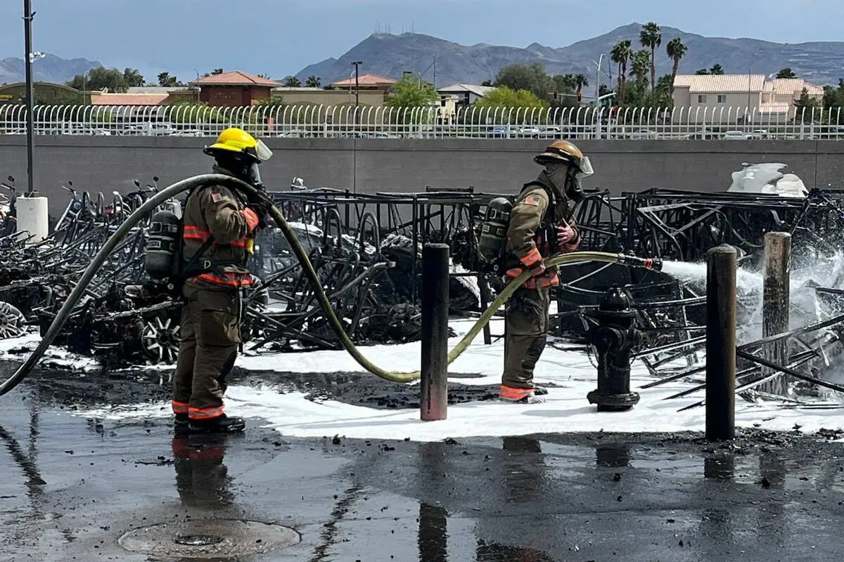 Un incendio arrasa un concesionario oficial RideNow Powersports en Las Vegas