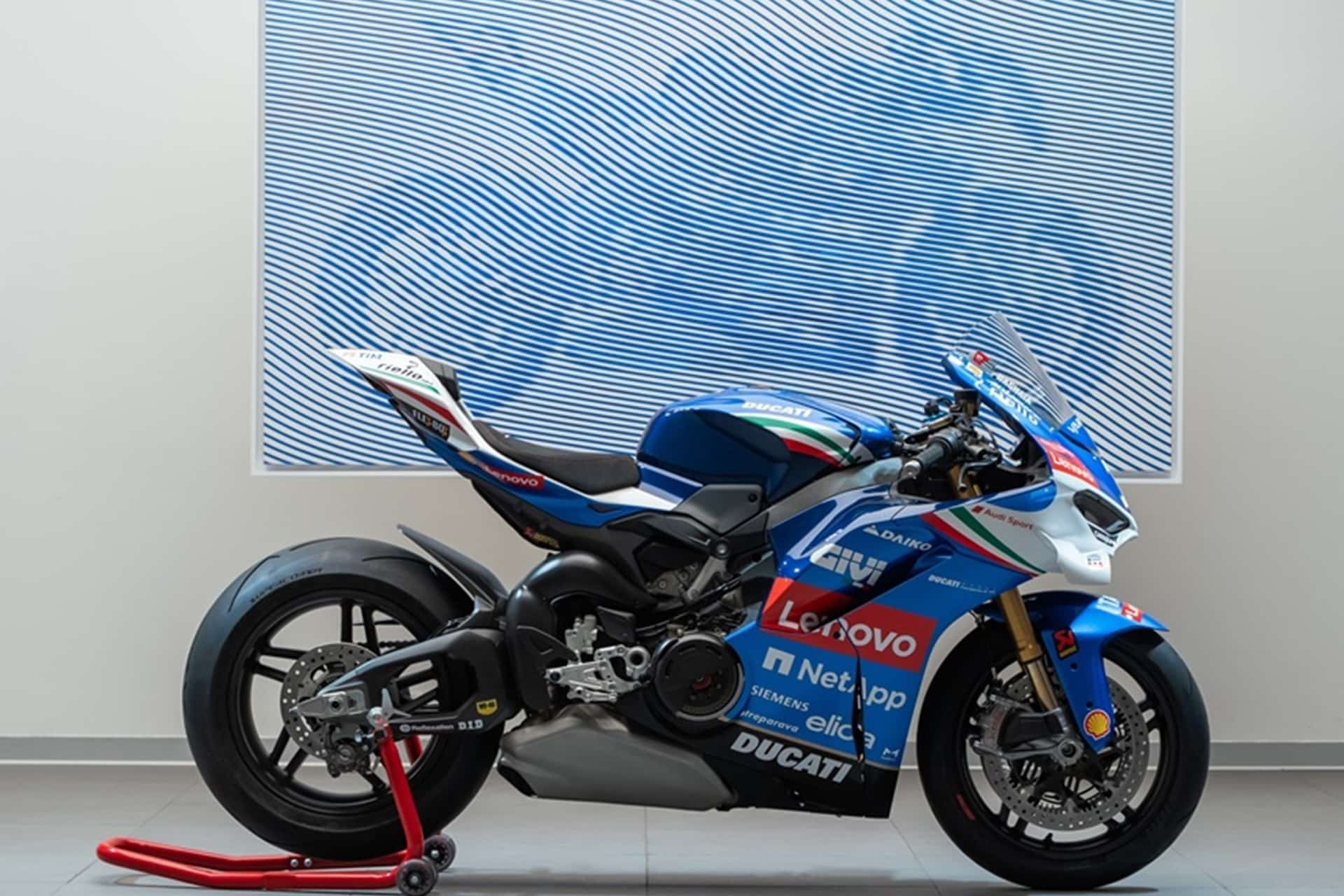 Andrea Crespi becomes the author of a unique interpretation of the Panigale V4 Tricolore Italy