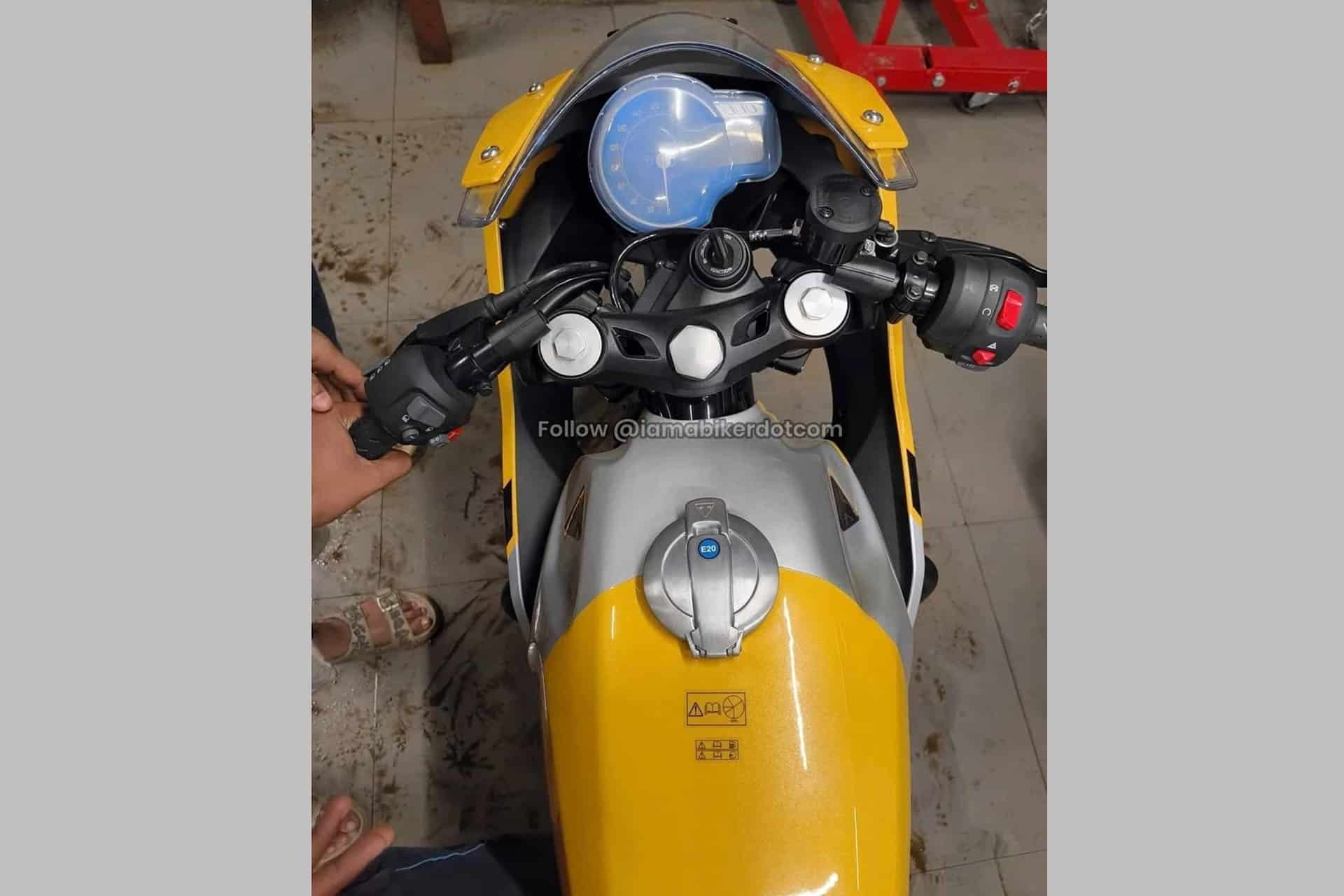 This is how the new Triumph Thruxton 400 looks before its official launch